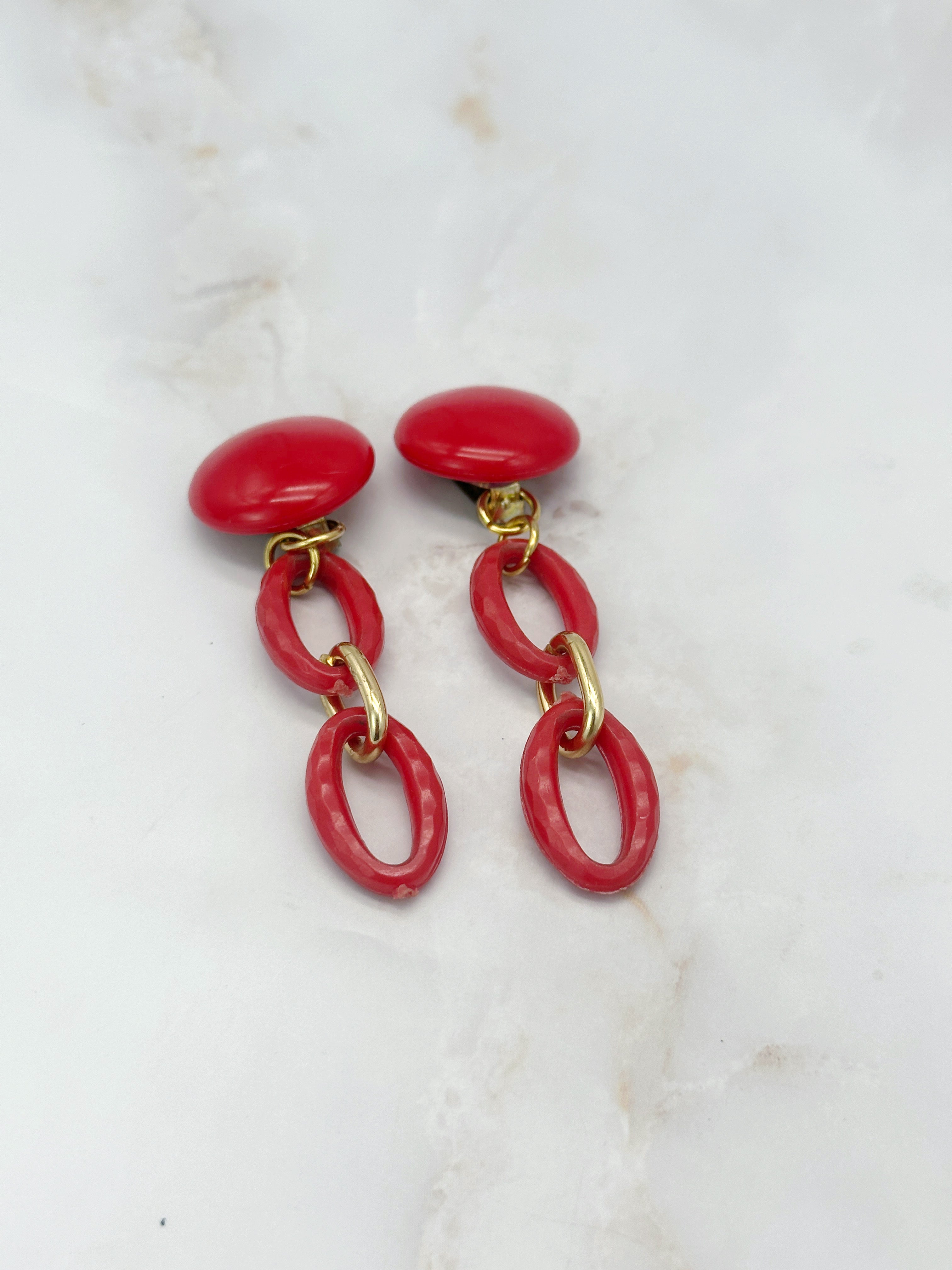 Vintage Ohrclips mit rotem Kunststoff und vergoldetem Detail
