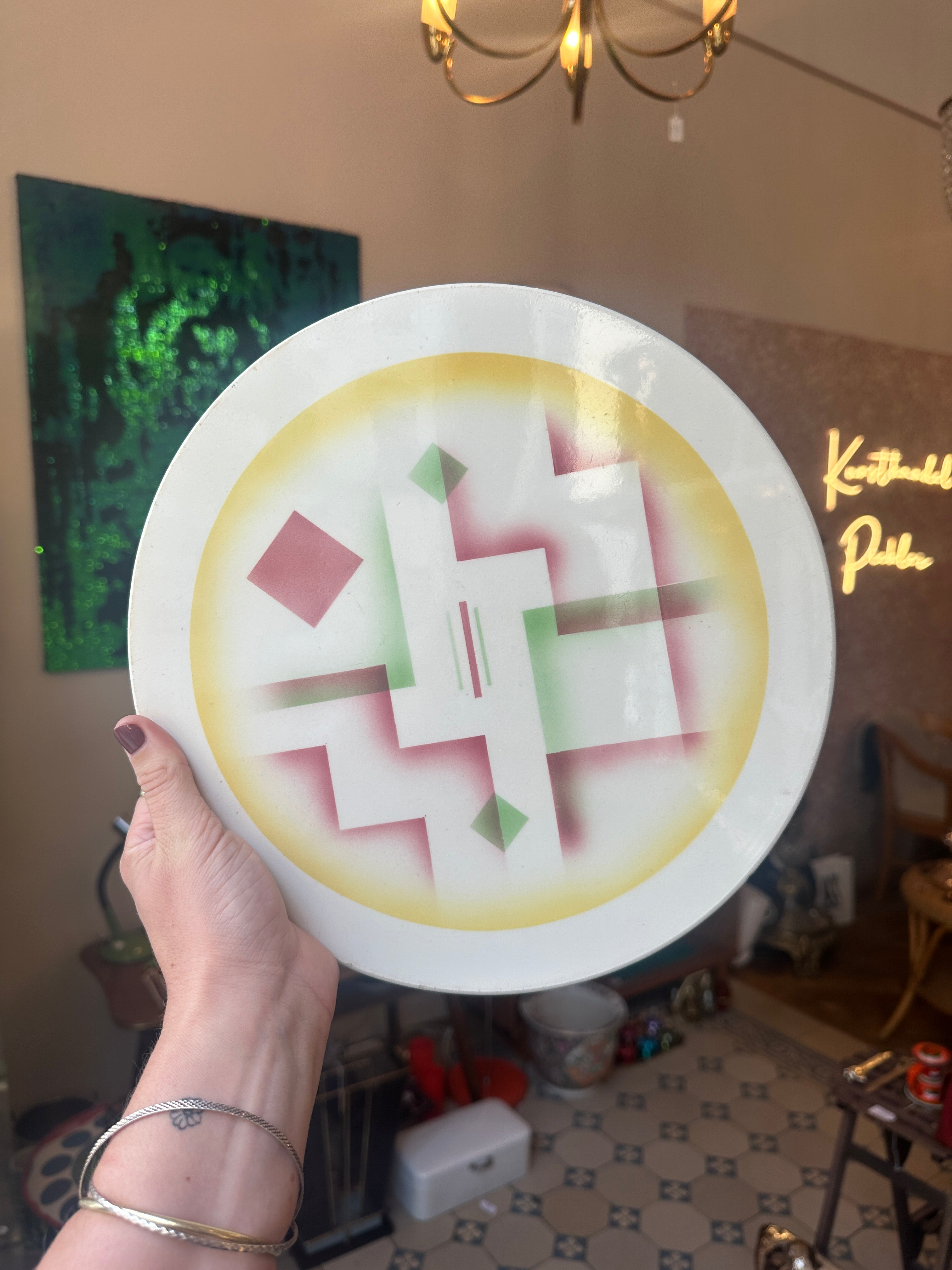 Runde Art Déco Tortenplatte mit Spritzdekor