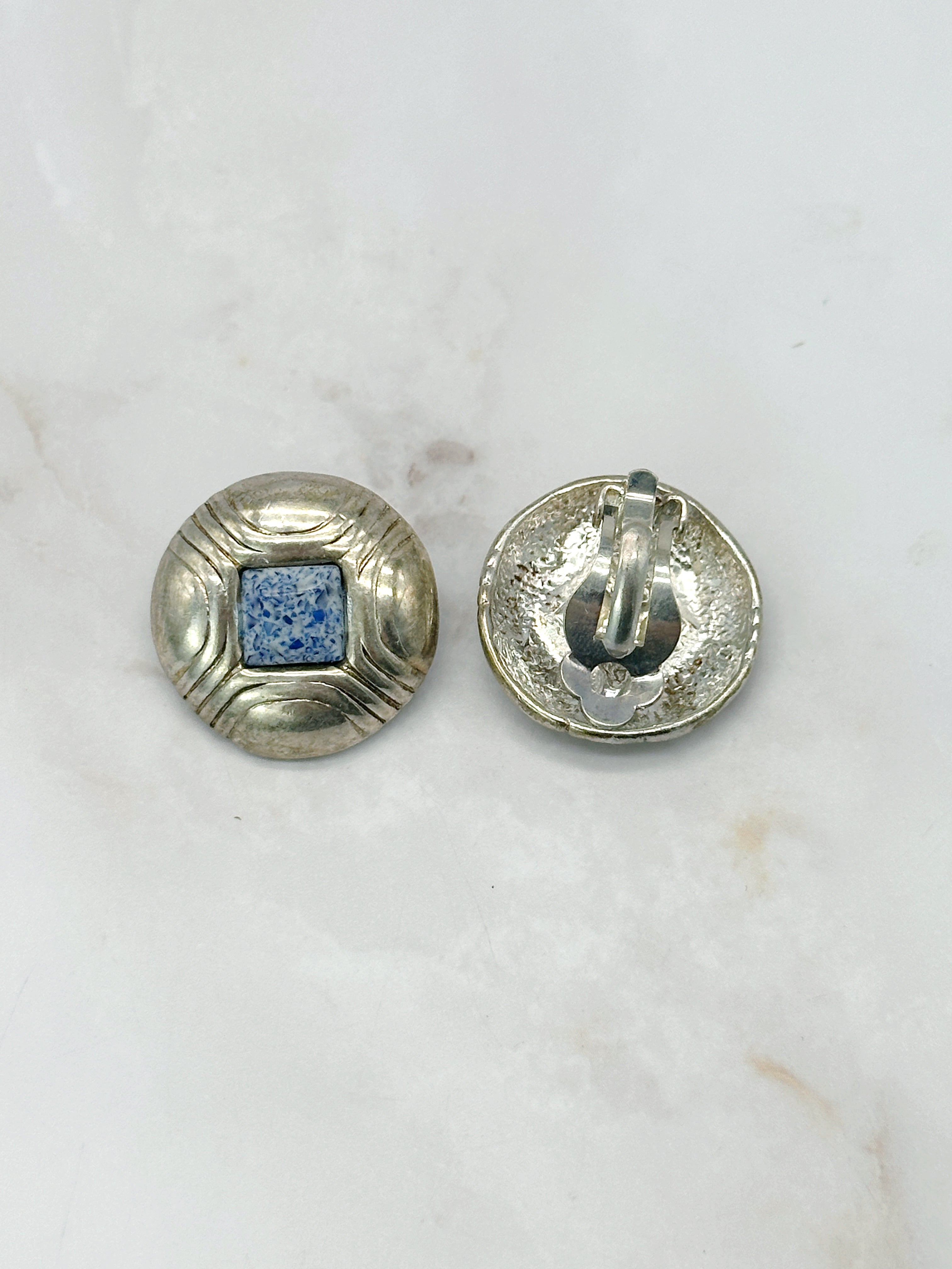 Silberfarbene Ohrclips mit eckigem blauem Mittelstein