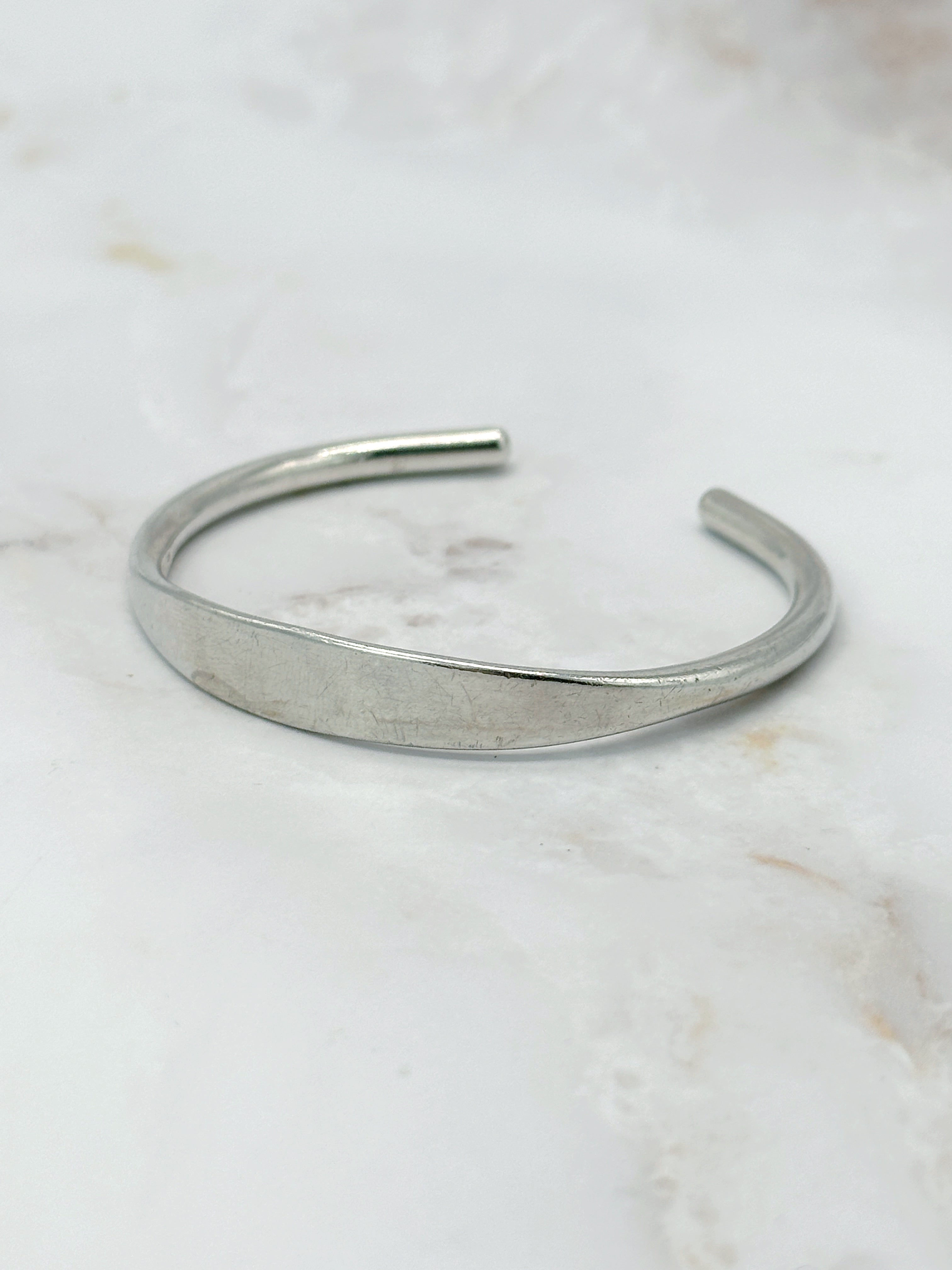 Elegant bangle in 835 silver with a clear design