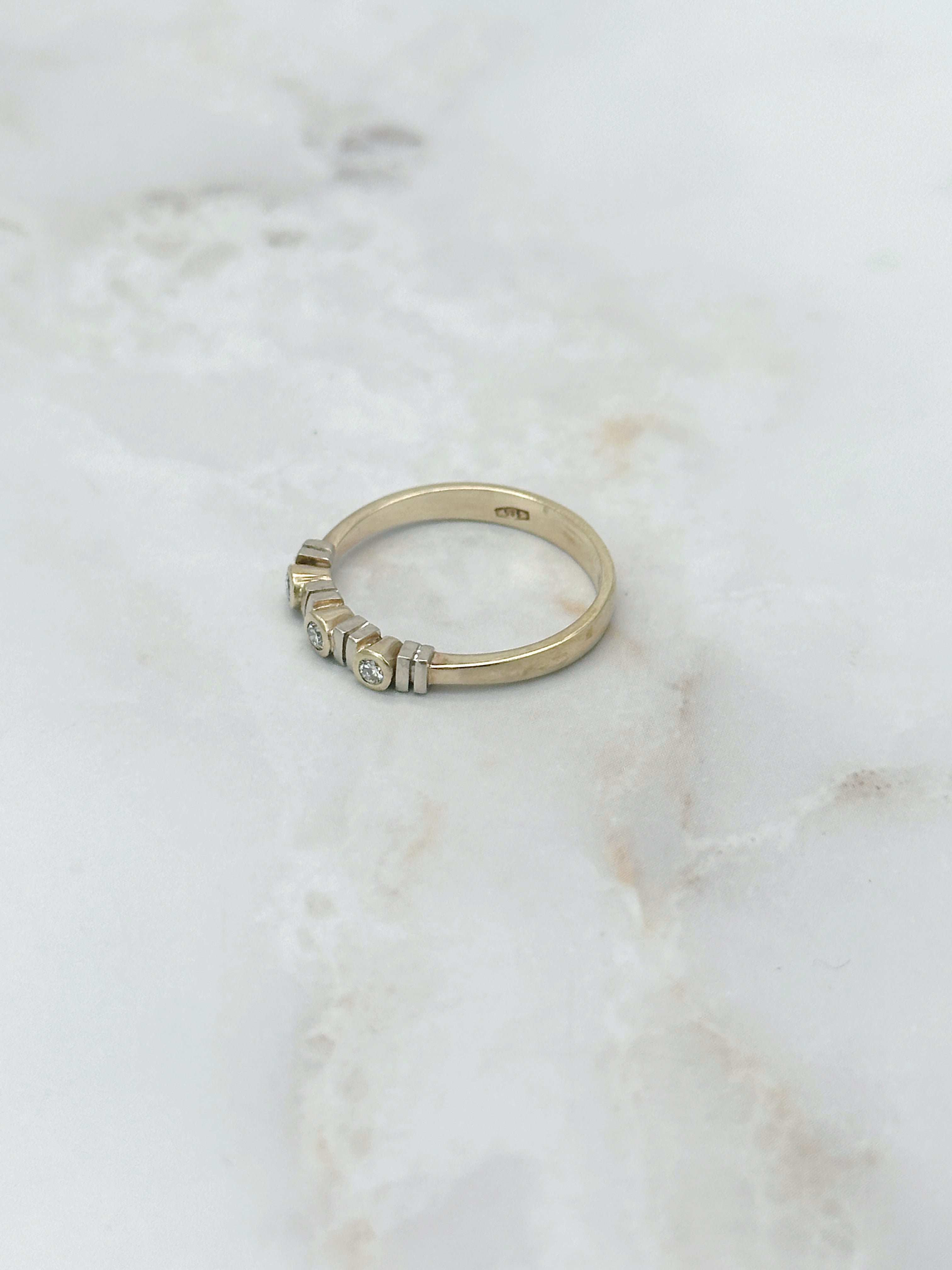 Feiner Ring in 585 Gelbgold mit drei Brillanten