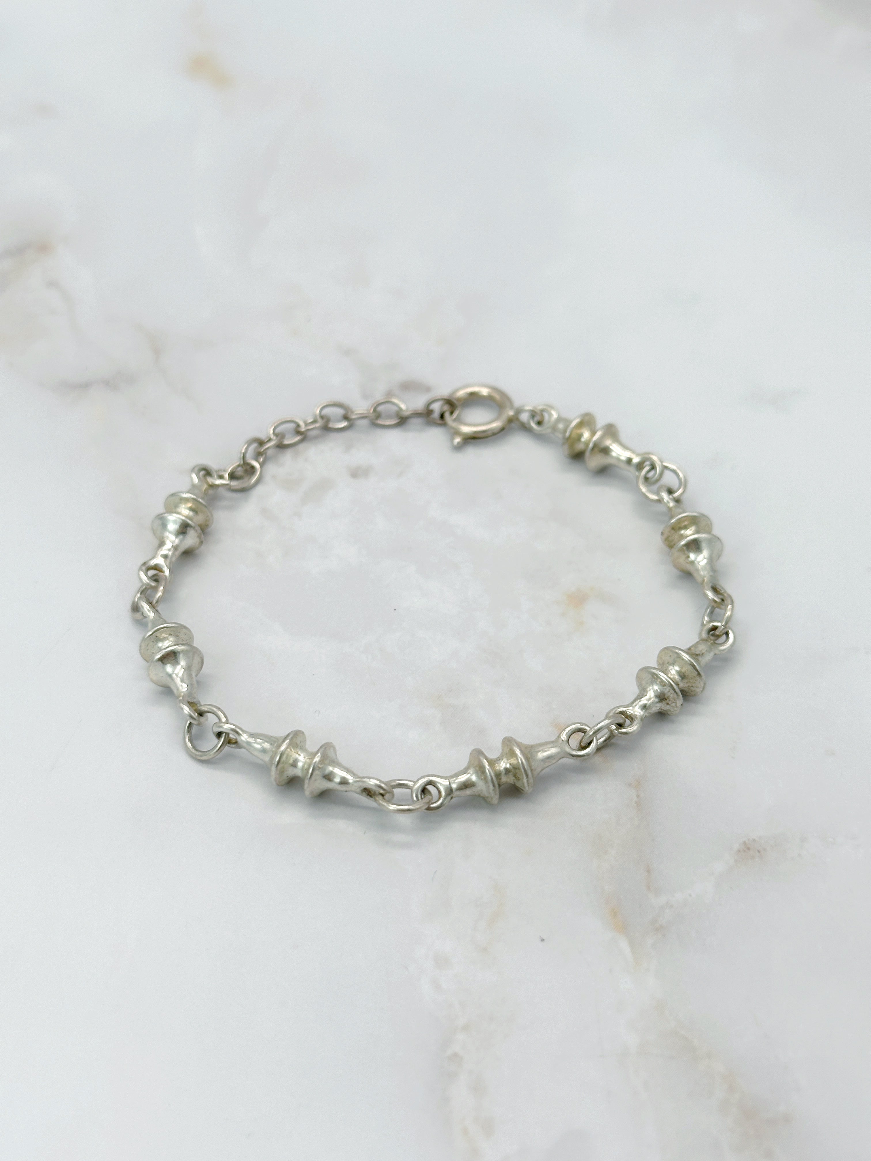 Silberfarbenes Armband mit trensenartigen Elementen