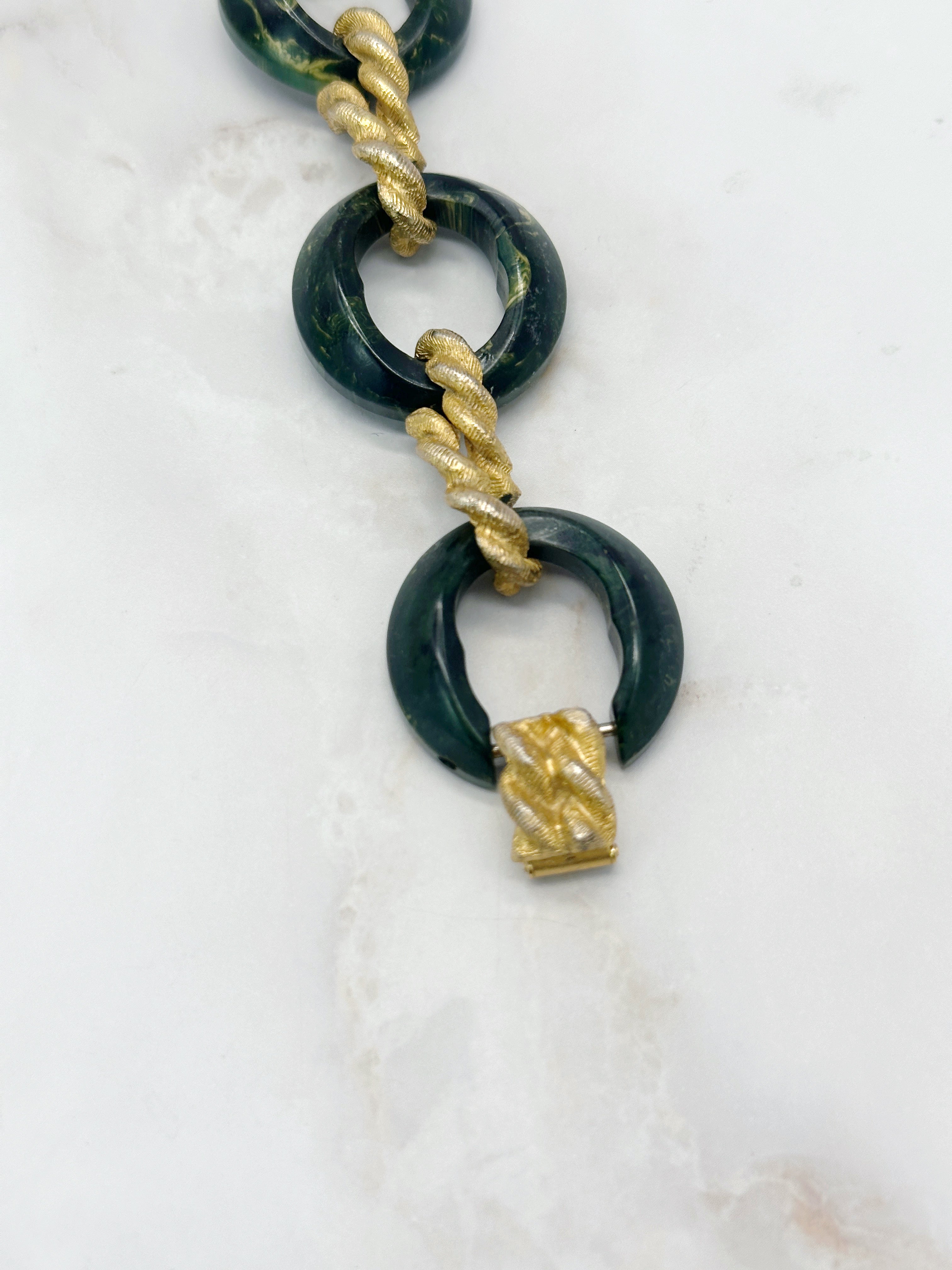 Armband mit dunkelgrünem Bakelit und gedrehten Gold-Elementen