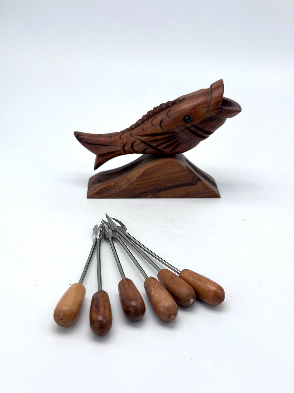 Vintage Aperitif-Spießchen in dekorativer Fischfigur aus Holz