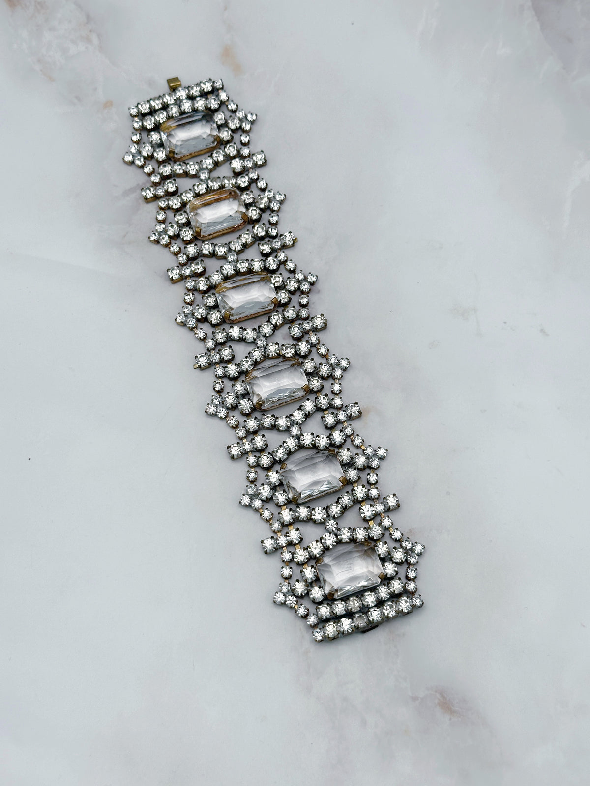 Breites Gablonzer Statement-Armband mit eckigen Glaskristallen
