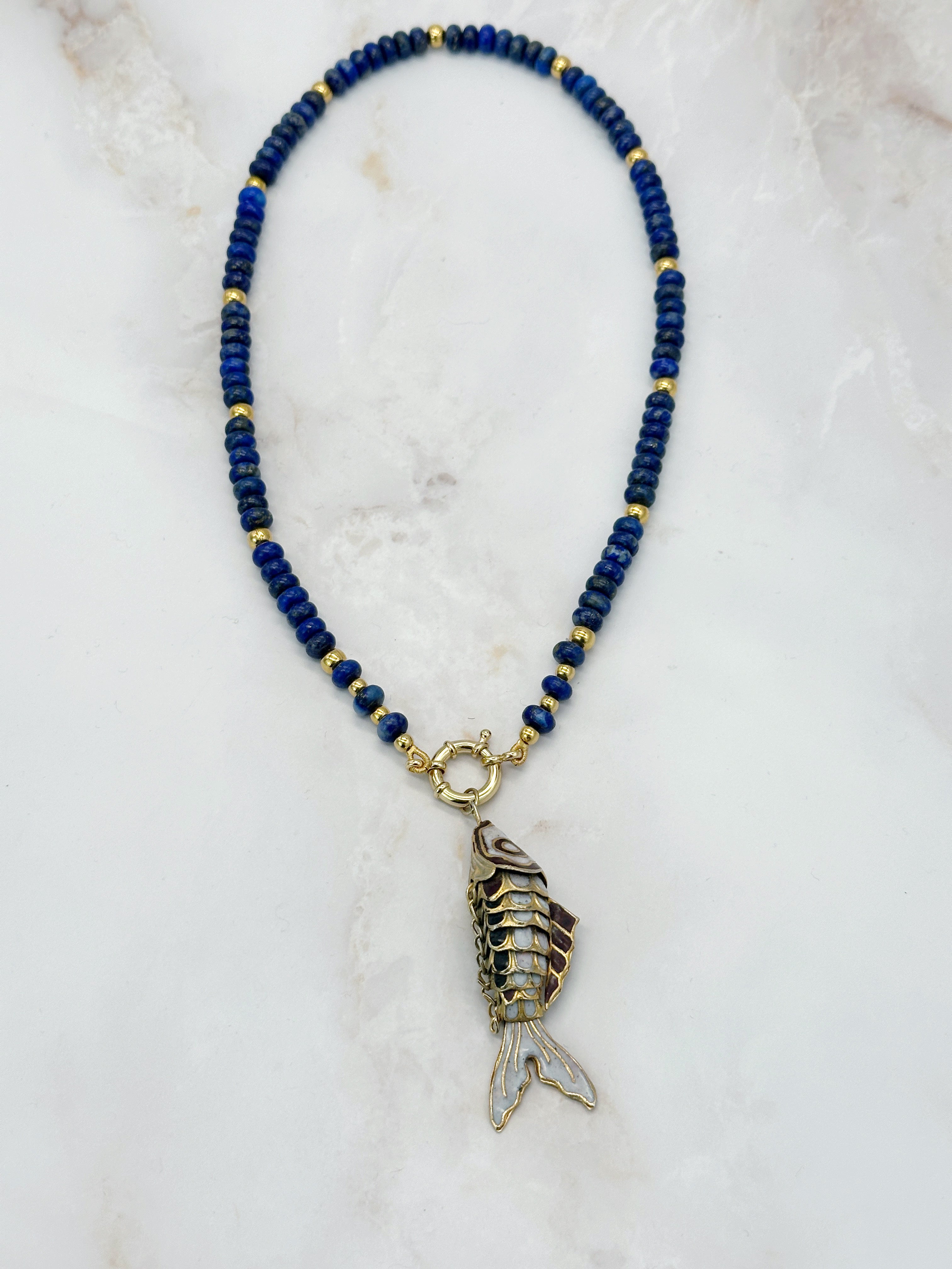 Lapislazuli Halskette mit vergoldeten Elementen und Fisch-Anhänger