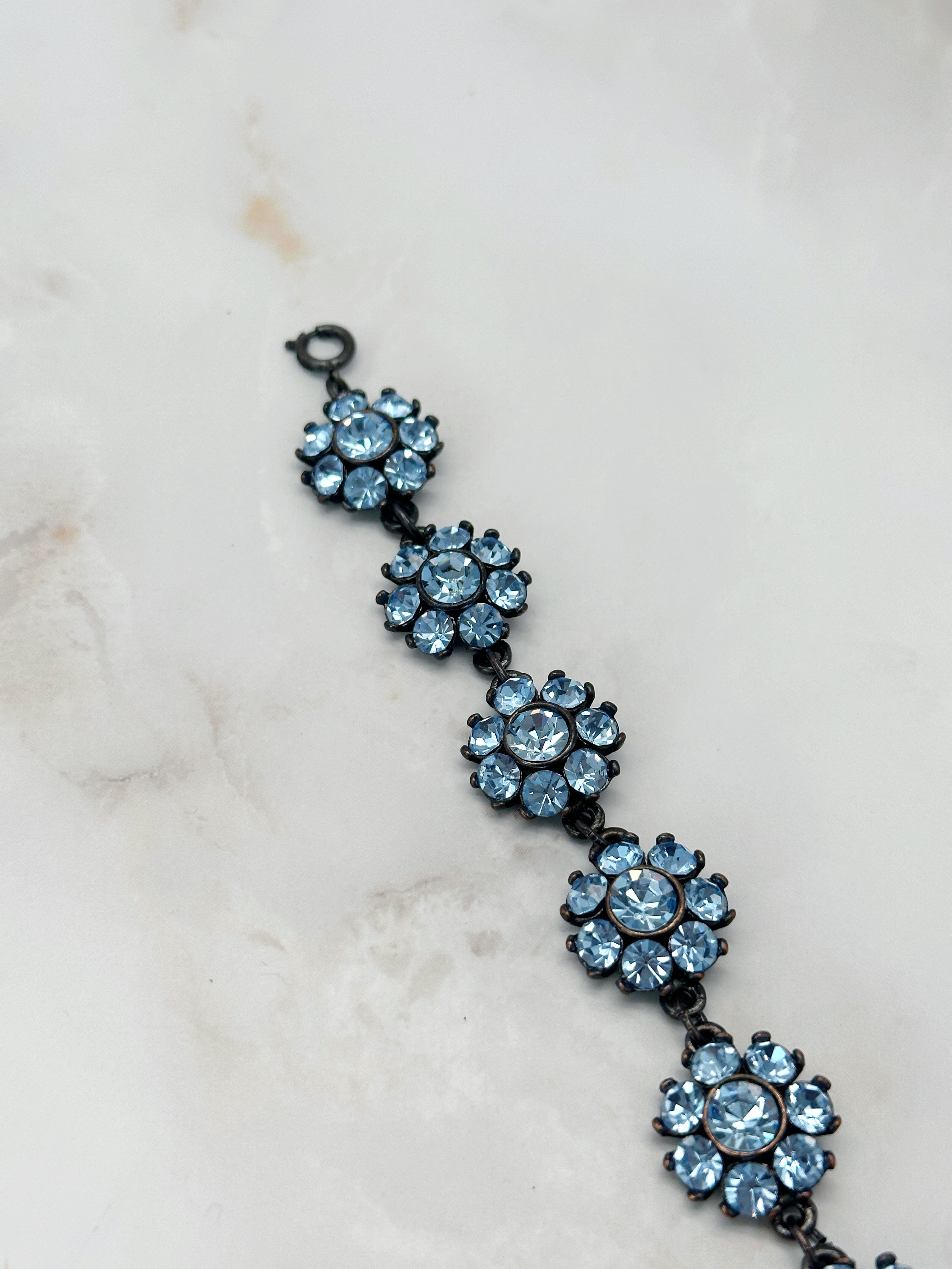 Vintage Armband Blumenmotiv geschwärztes Metall eisblaue Kristalle