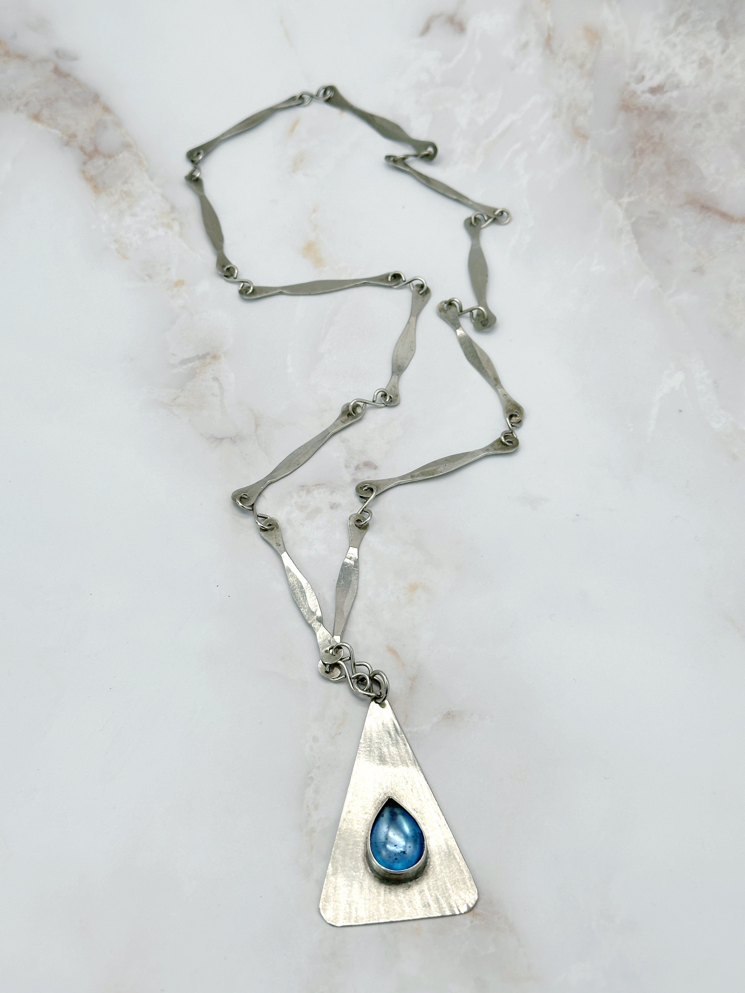 Lange Vintage Halskette Chrom Dreiecksanhänger Blauer Tropfen