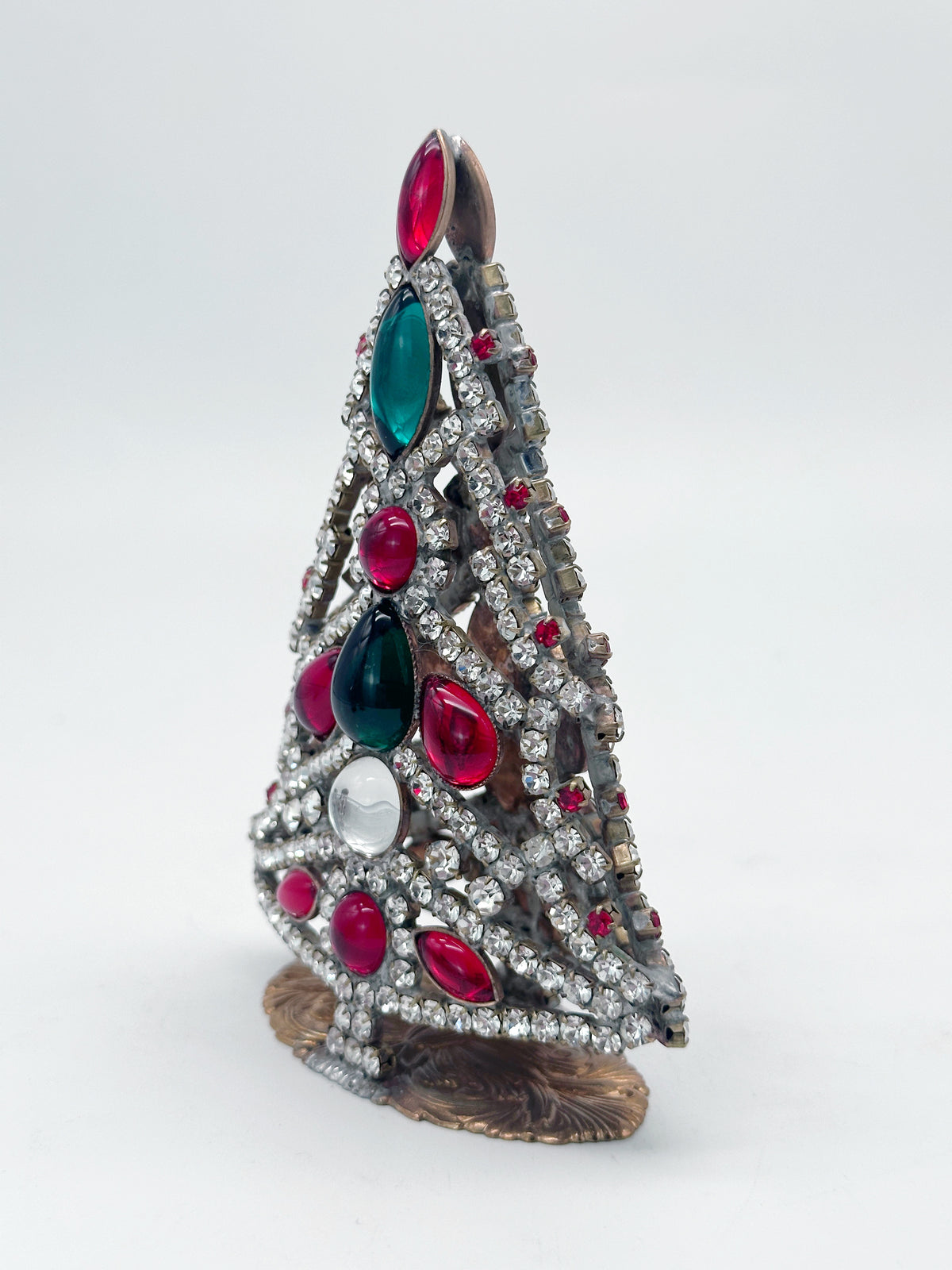 Gablonzer Christbaum mit klaren Glassteinen und bunten Glascabochons