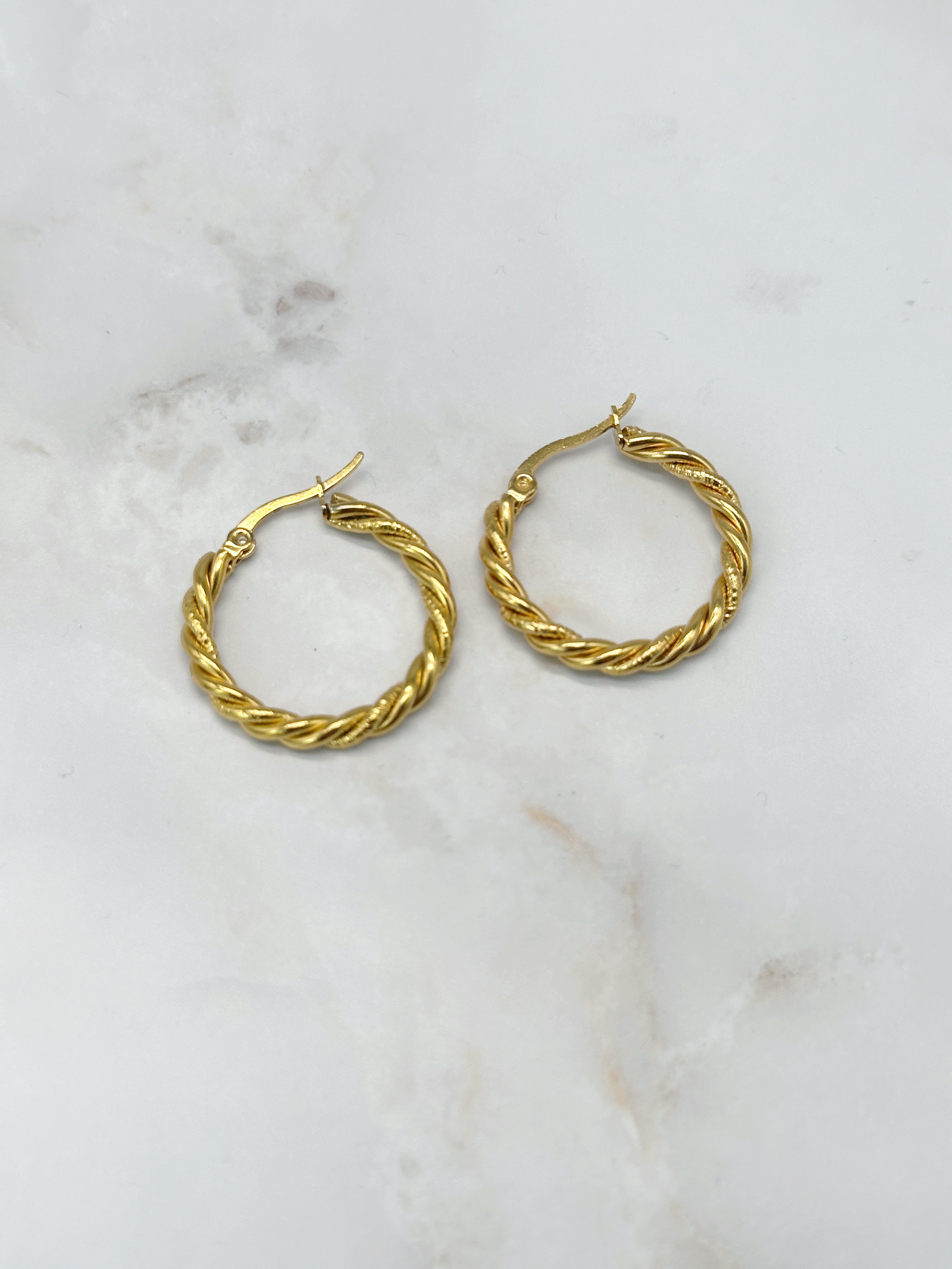 Vergoldete Vintage Creolen in gedrehter Optik