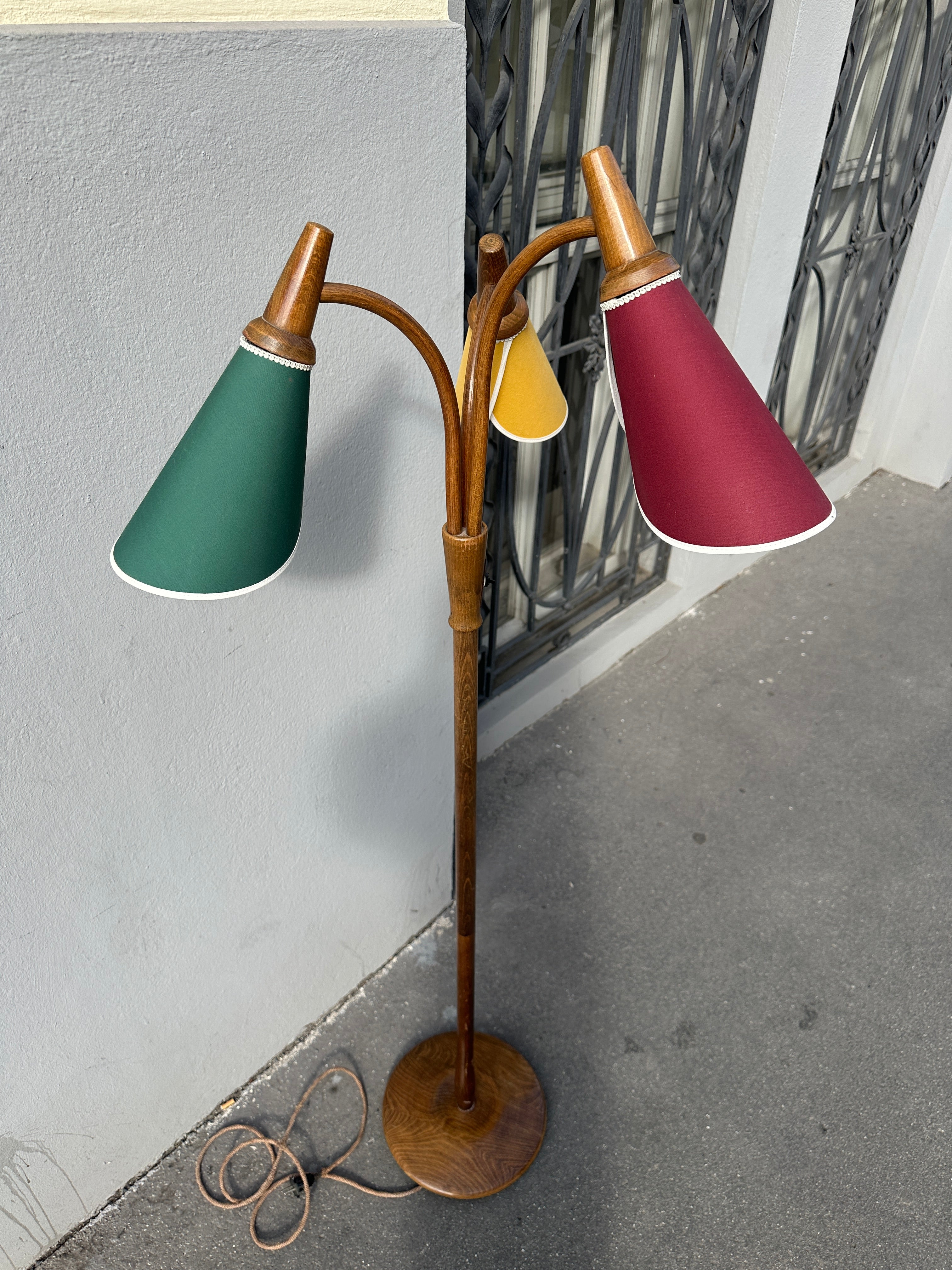 Vintage Tütenlampe aus Holz mit farbigen Schirmen