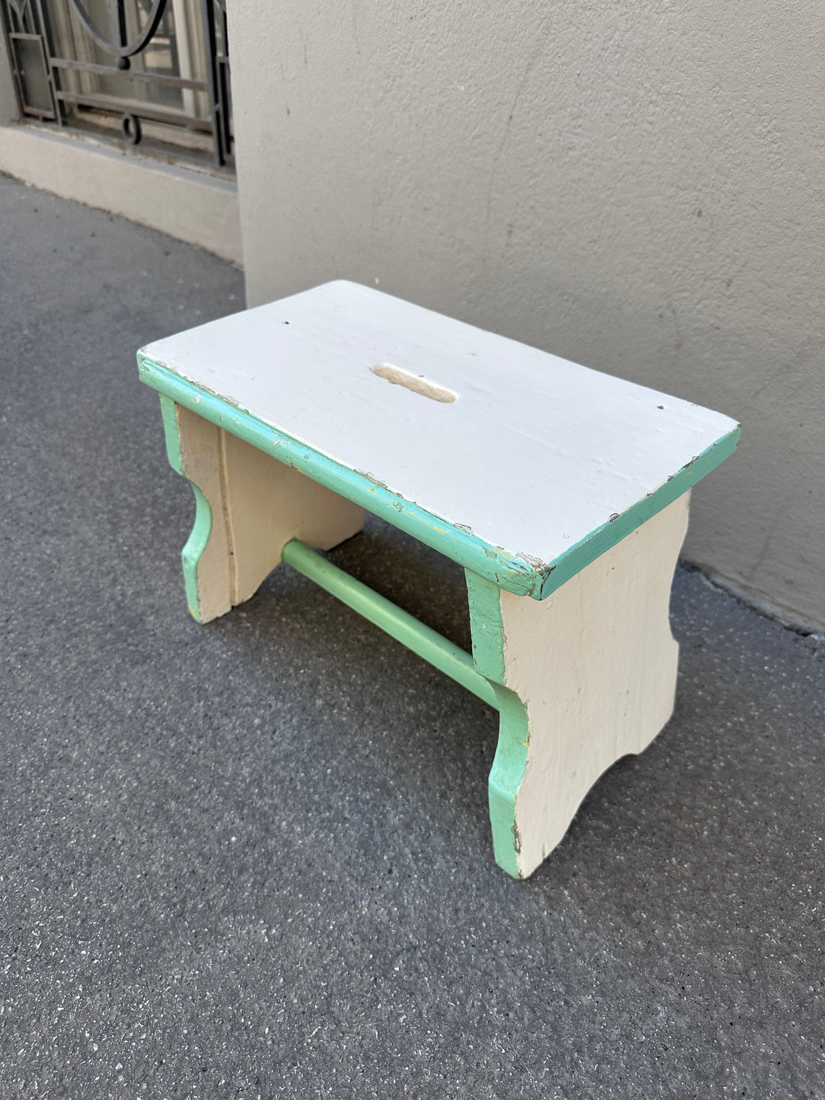 Vintage Schamerl / Hocker aus Holz in Weiß und Türkis