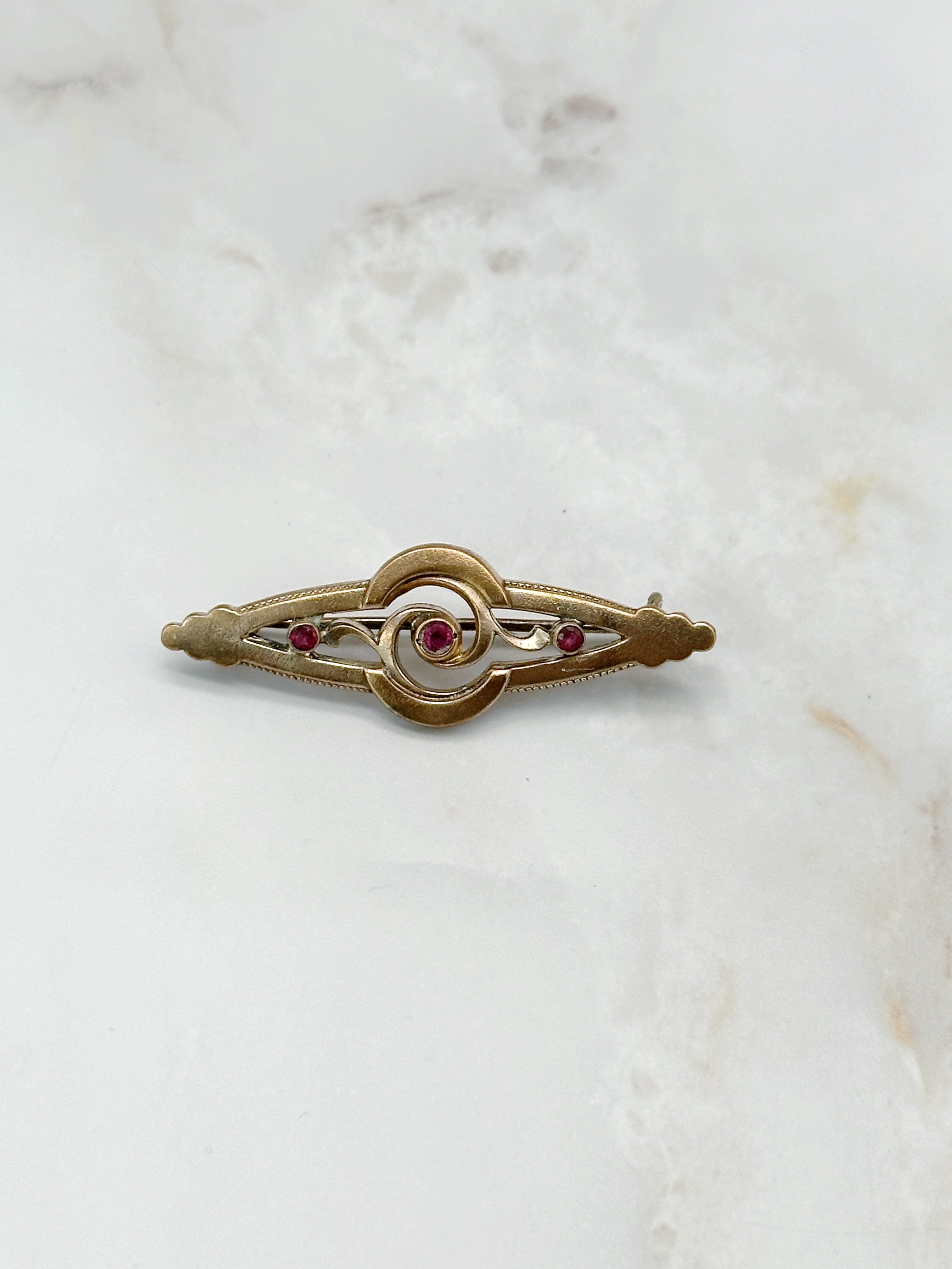 Elegante Jugendstil Brosche mit roten Glassteinen