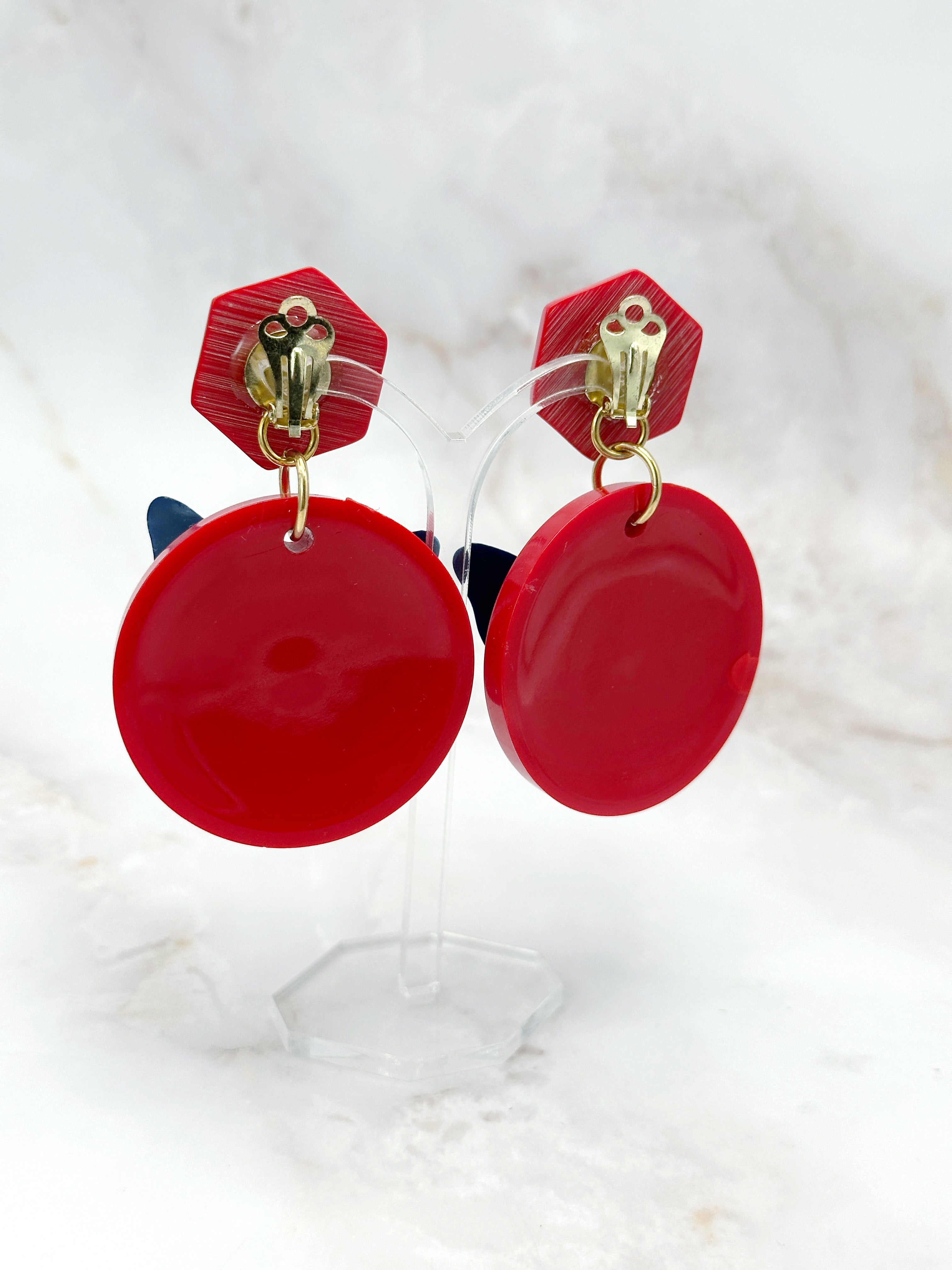 Statement Ohrclips mit blauem Schmetterling und rotem Kunststoff