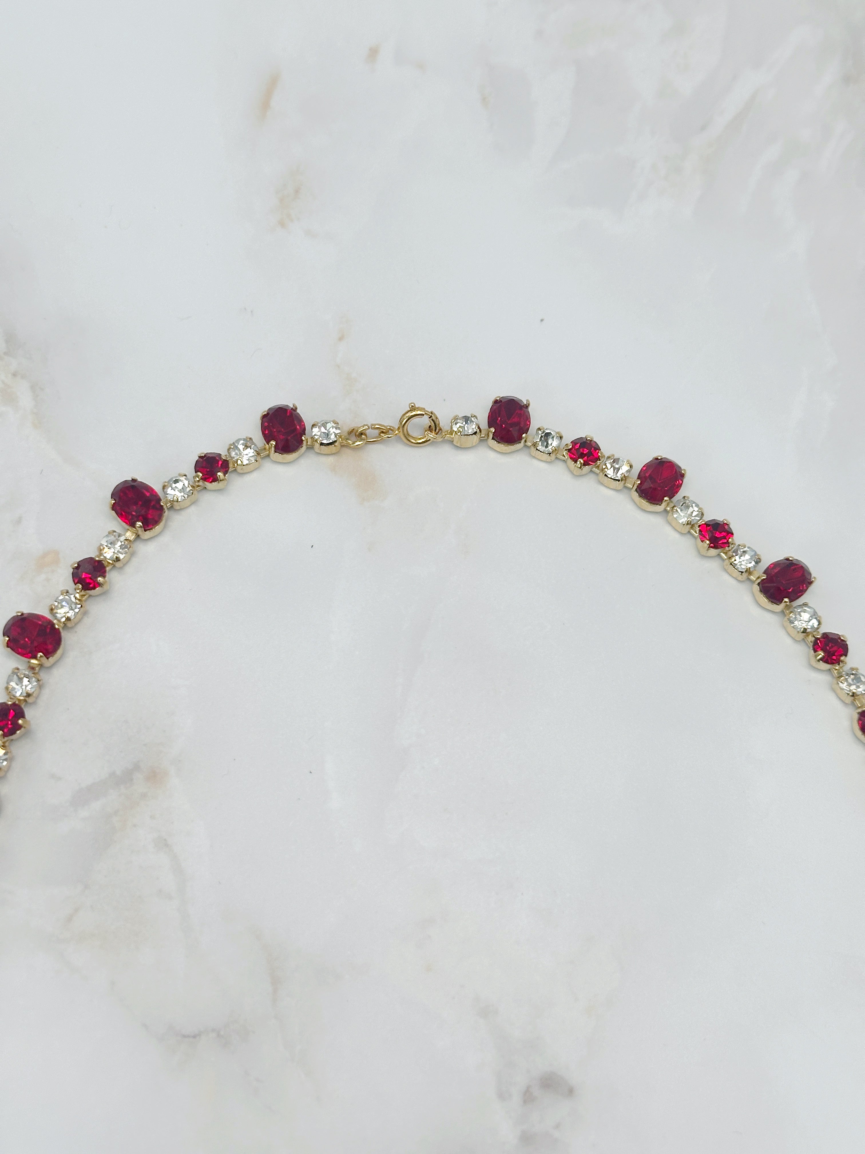 Vergoldete Vintage Riviere Halskette mit rotem und klarem Strass