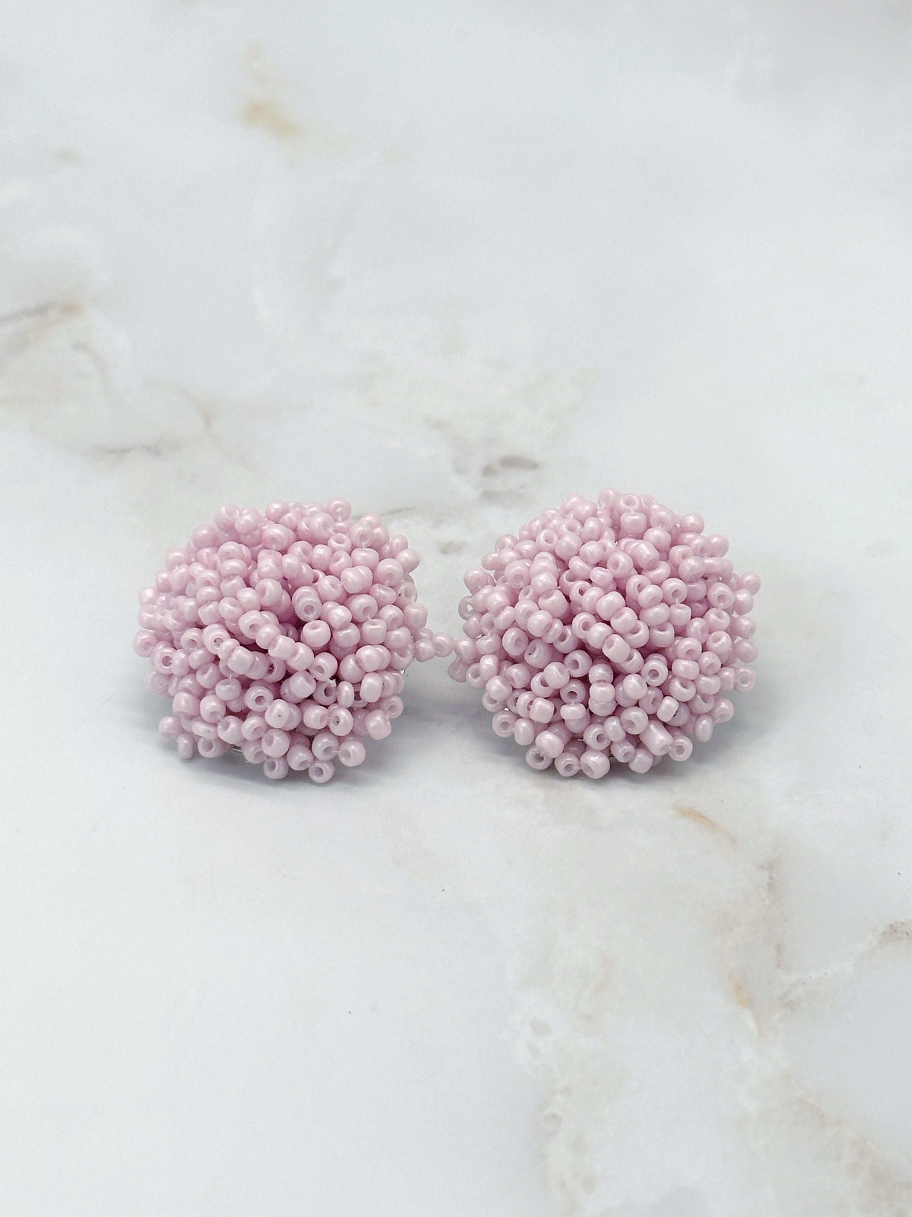 Ohrstecker mit kleinen rosa Perlchen