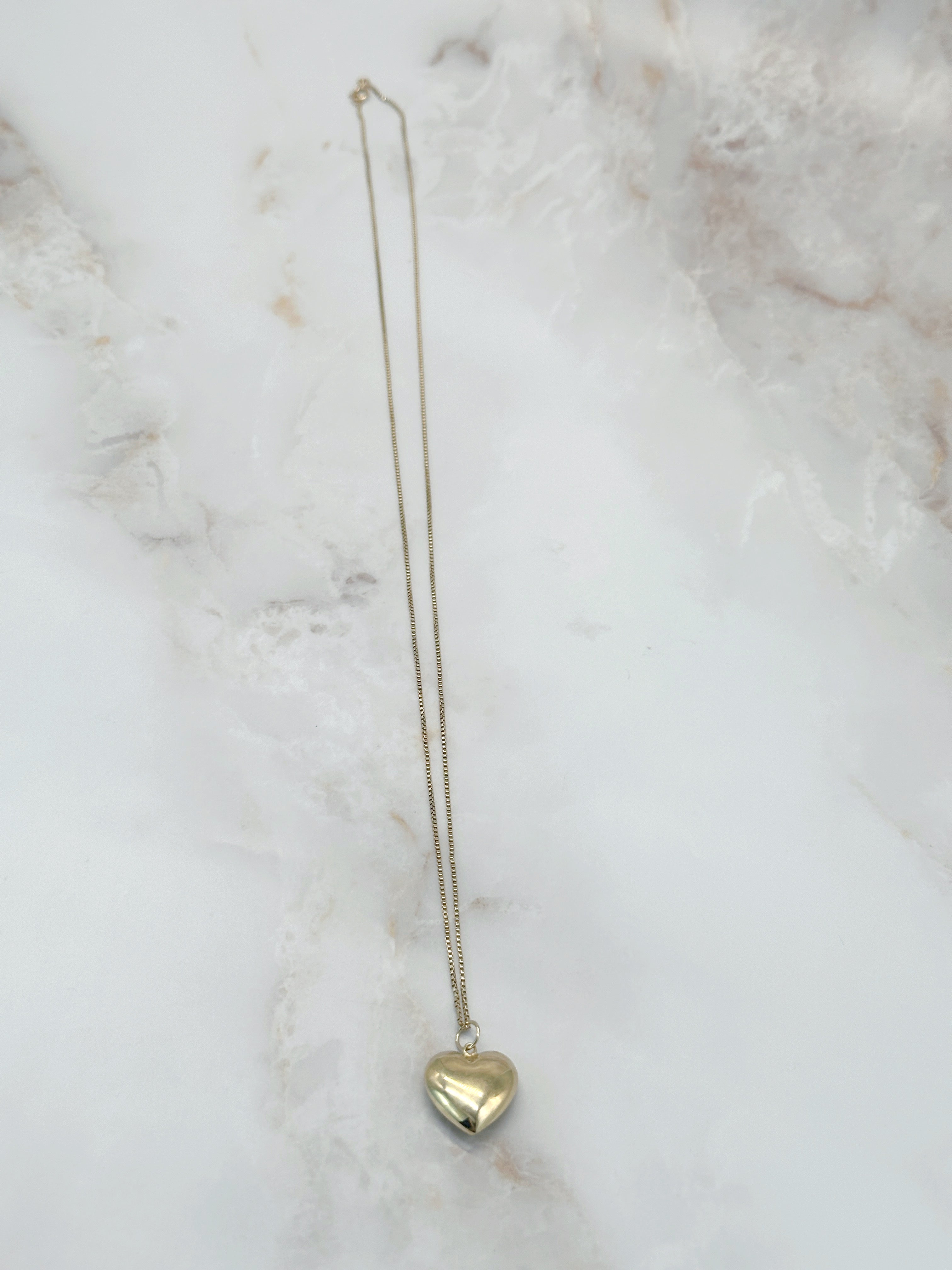 Zeitlose Goldkette mit glattem Herzanhänger