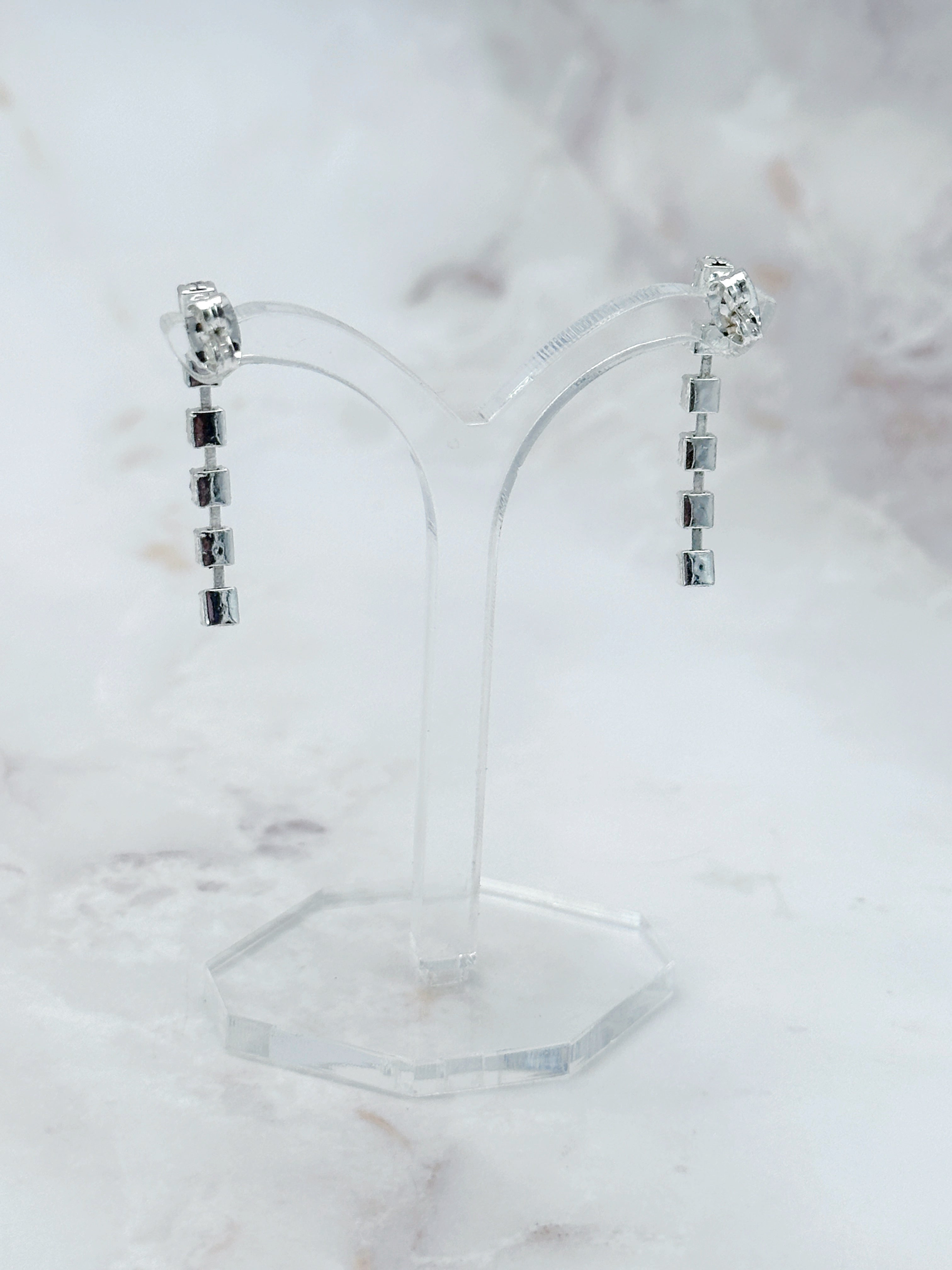 Silberfarbene Strass Ohrstecker mit feinem hängendem Detail
