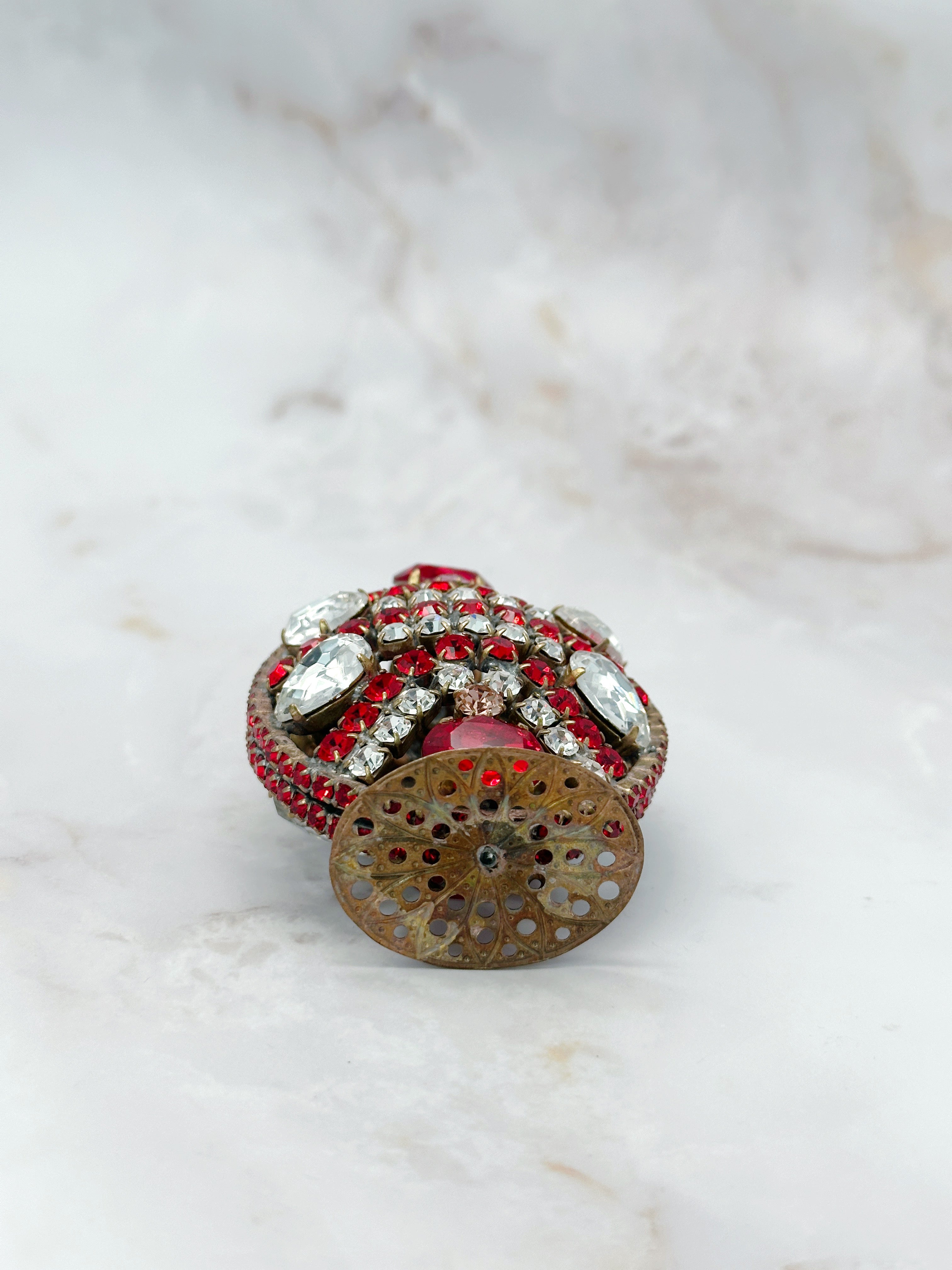 Seltenes rundum verziertes Gablonzer Osterei mit Standfuß