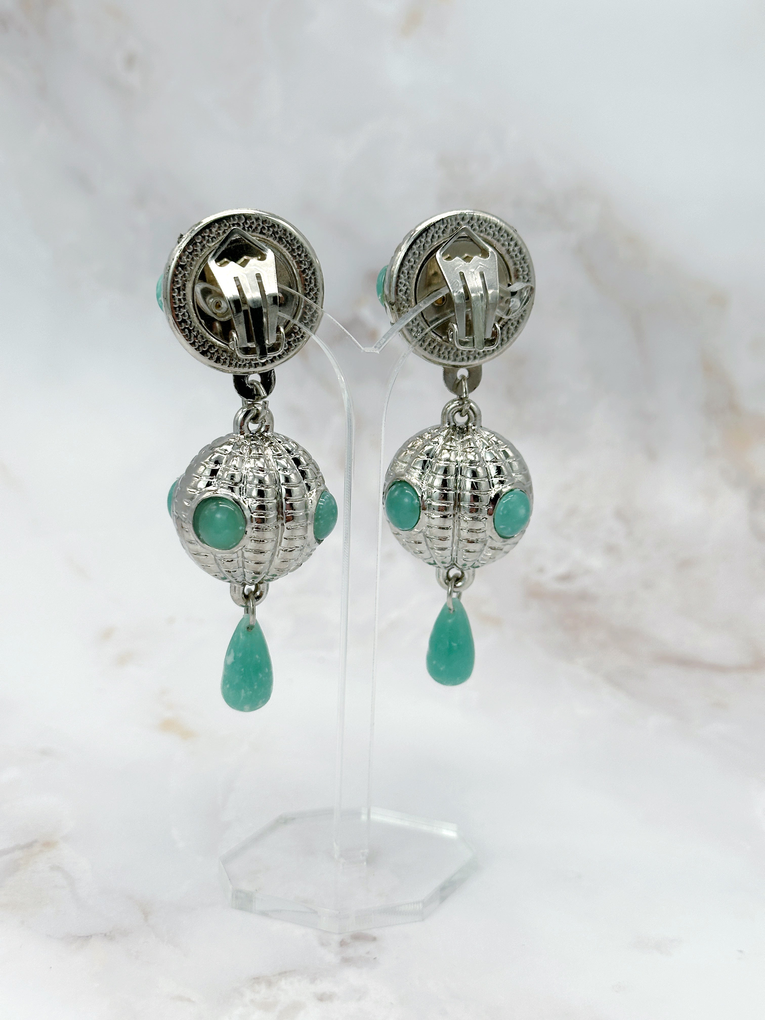 Statement Ohrclips aus silberfarbenem Metall mit grünen Cabochons
