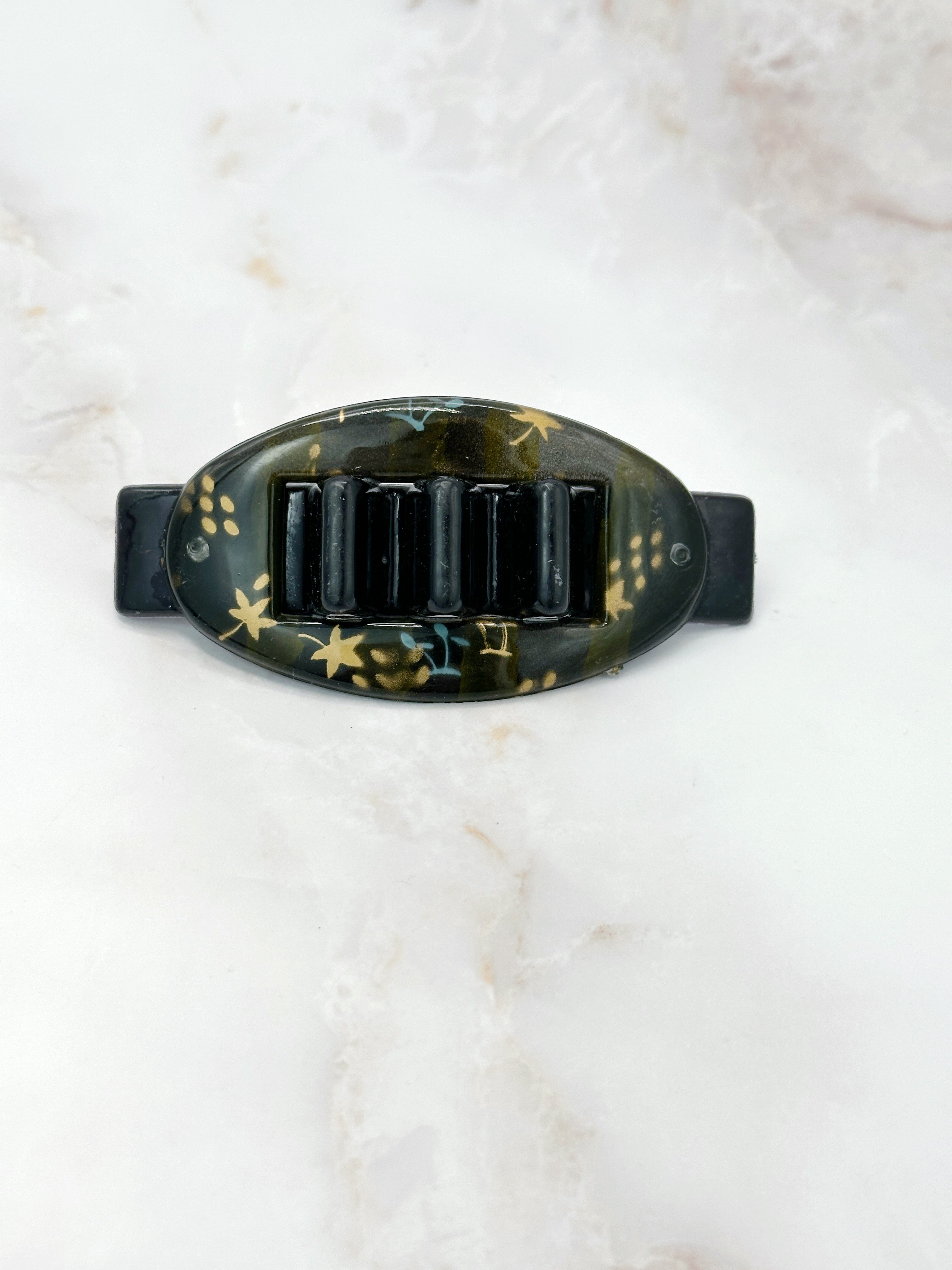 Elegant vintage hair clip oval with gold accent