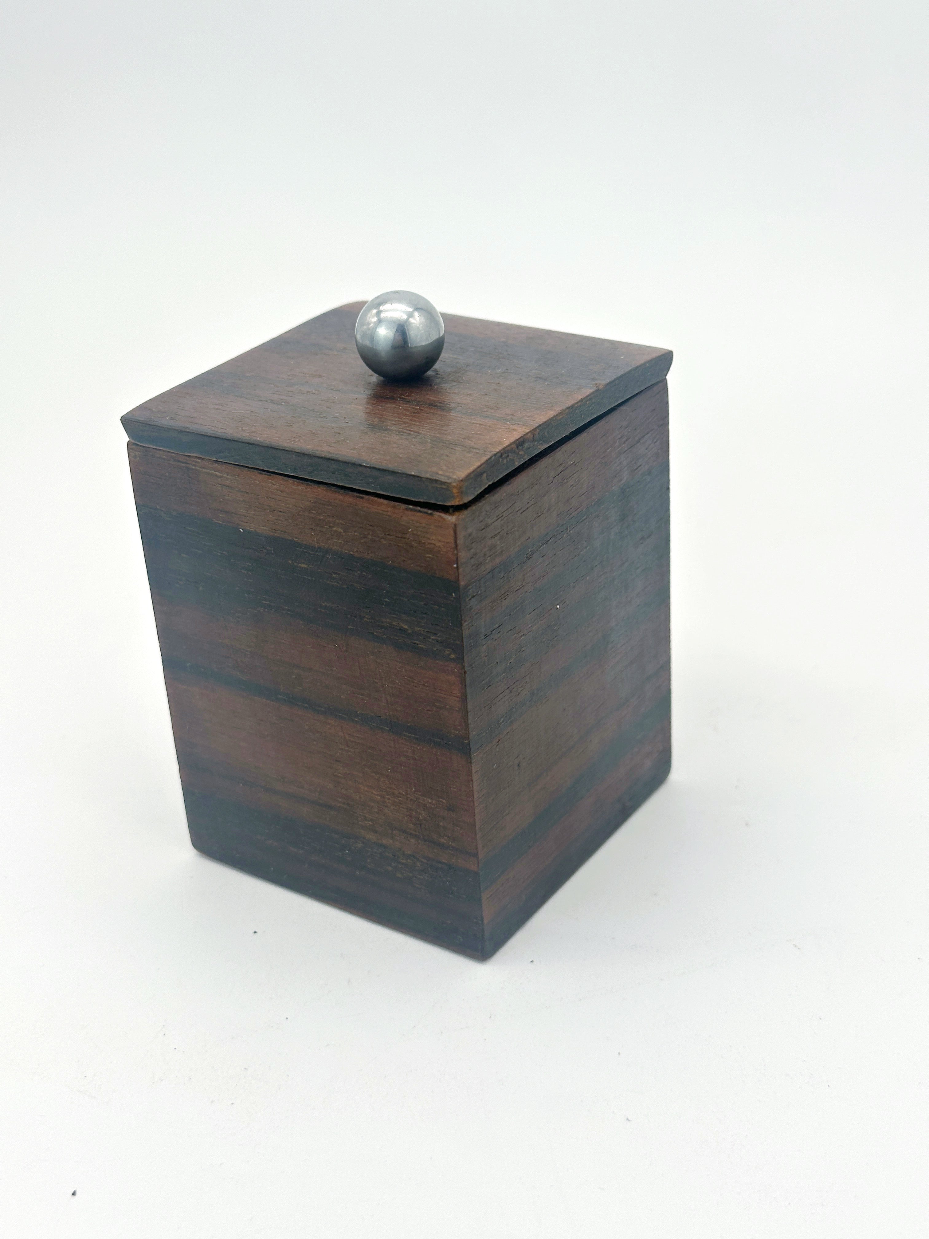 Vintage Holzdose für Tabak oder Zigaretten mit versilbertem Knauf