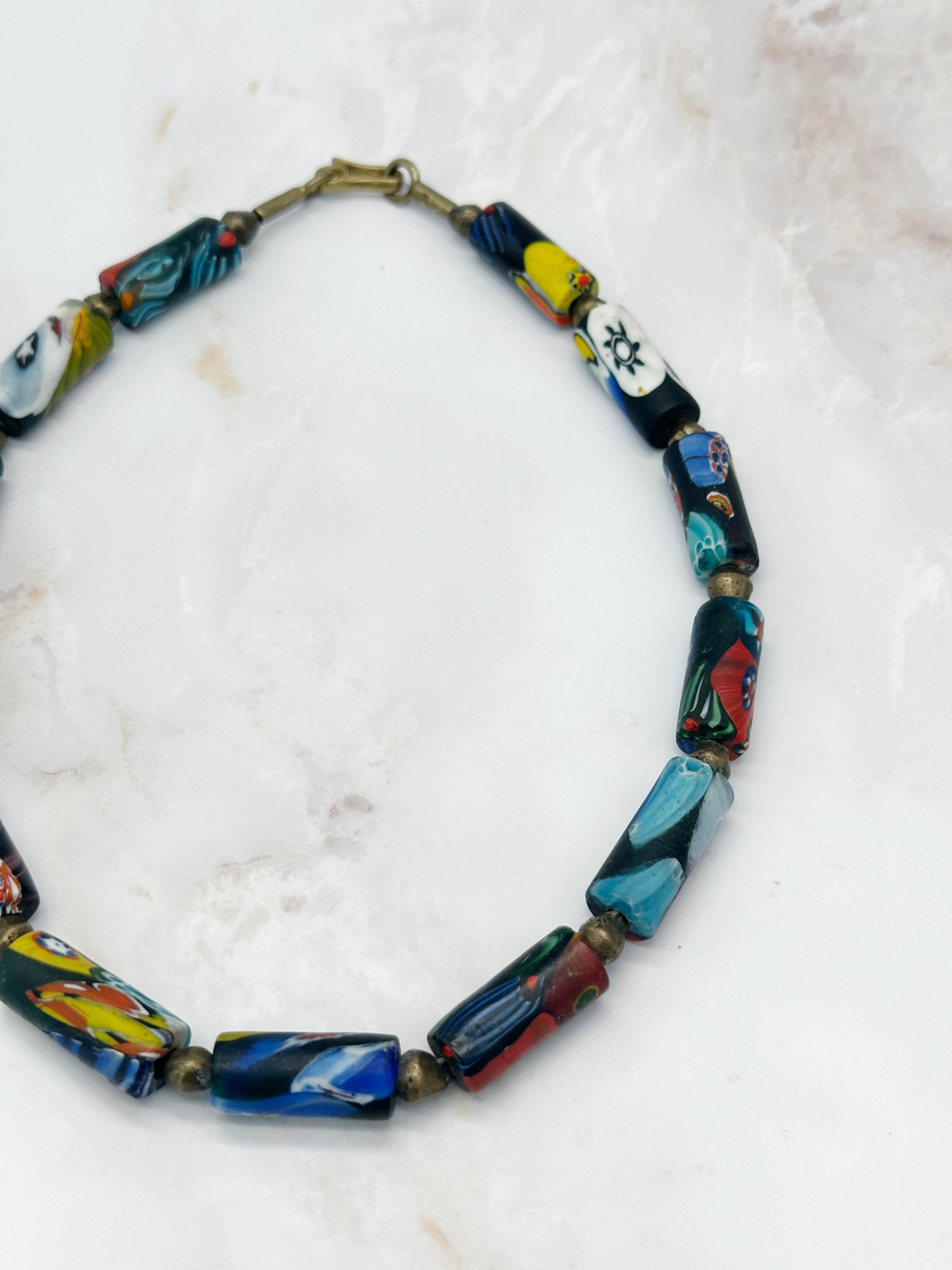 Halskette mit antiken Millefiori-Glasperlen