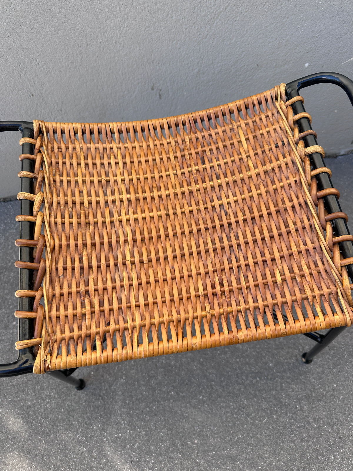 Mid-Century Hocker mit Rattansitz und schwarzem Metallgestell