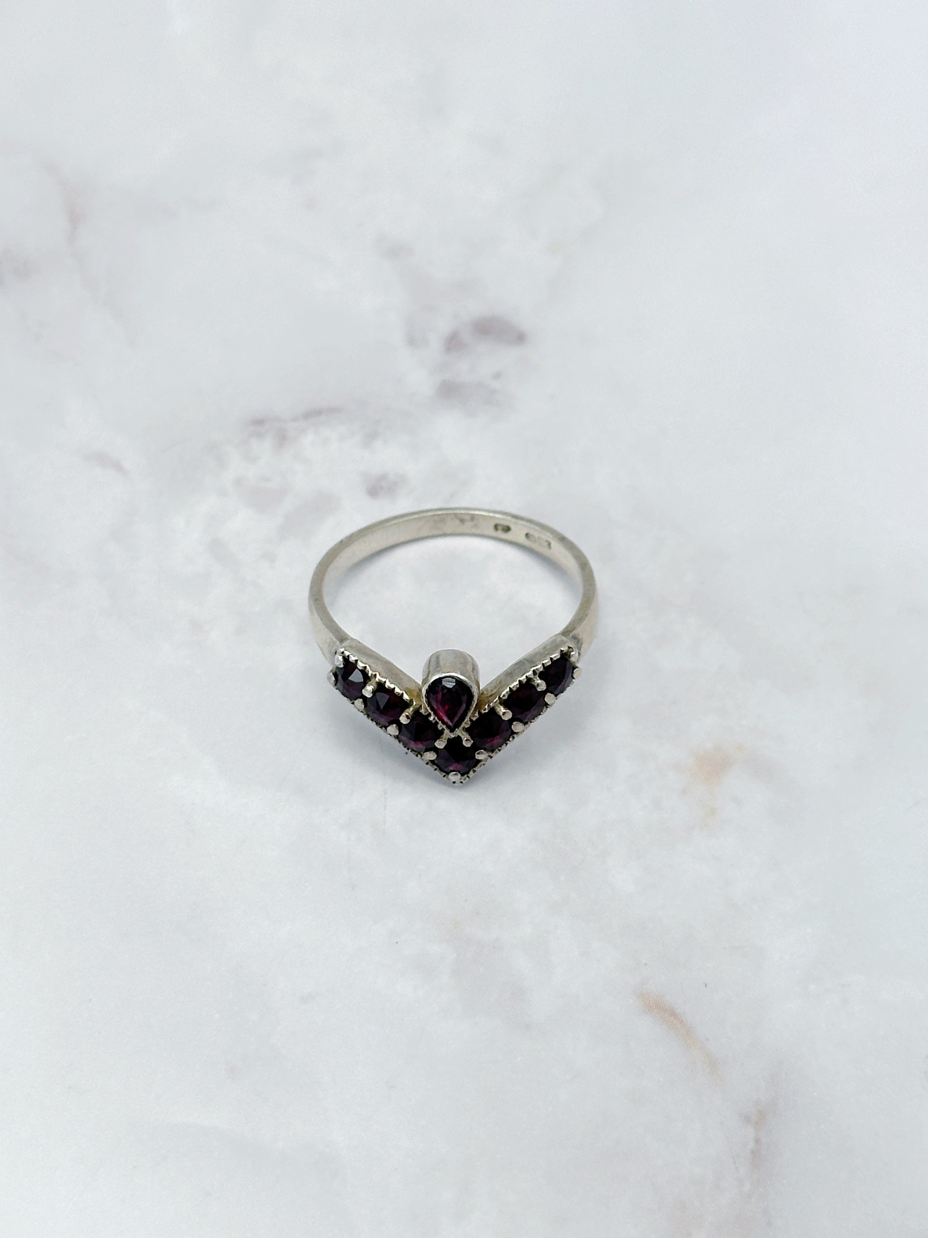 Ausgefallener Ring aus 900 Silber mit Granat
