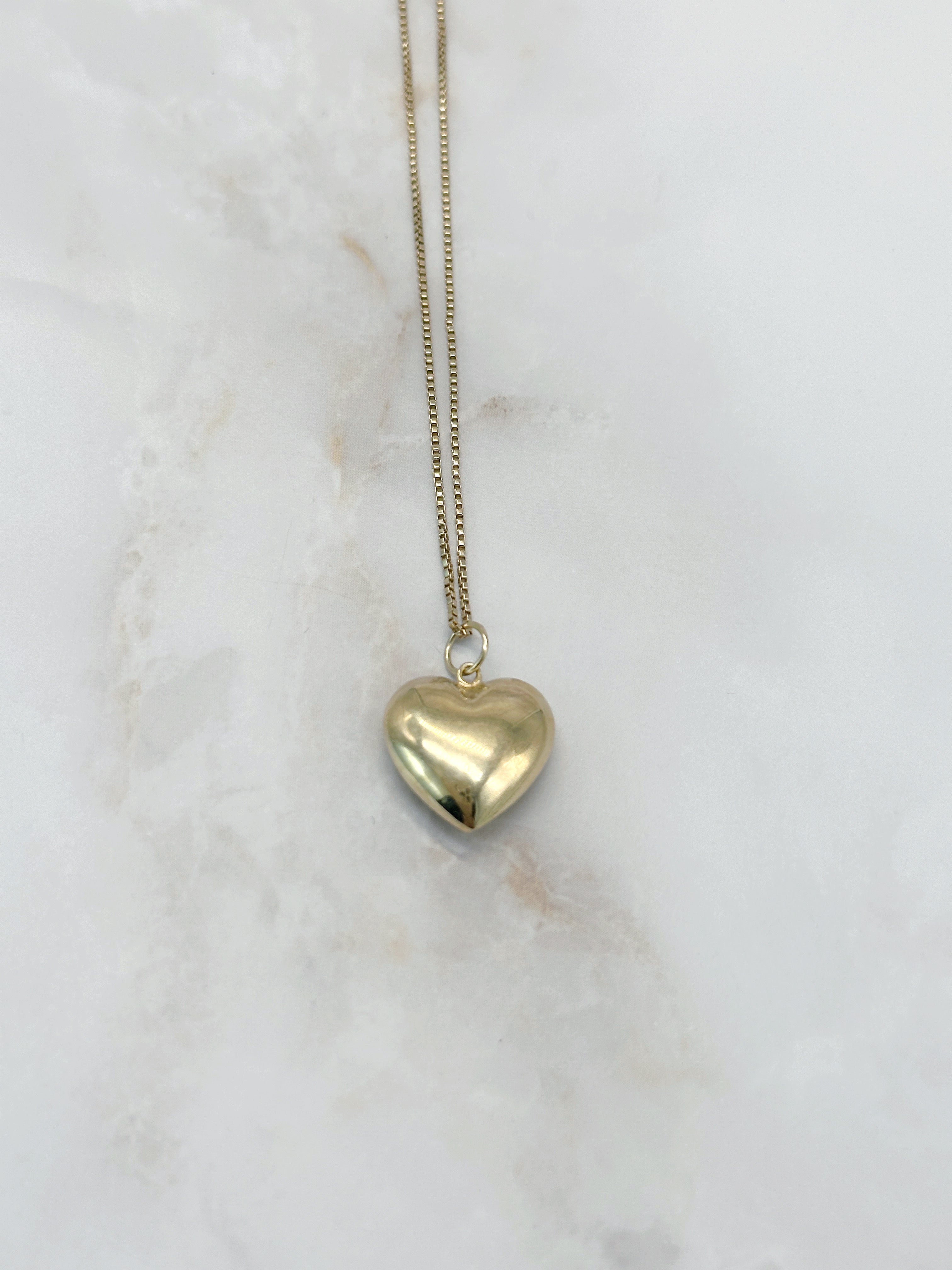 Zeitlose Goldkette mit glattem Herzanhänger