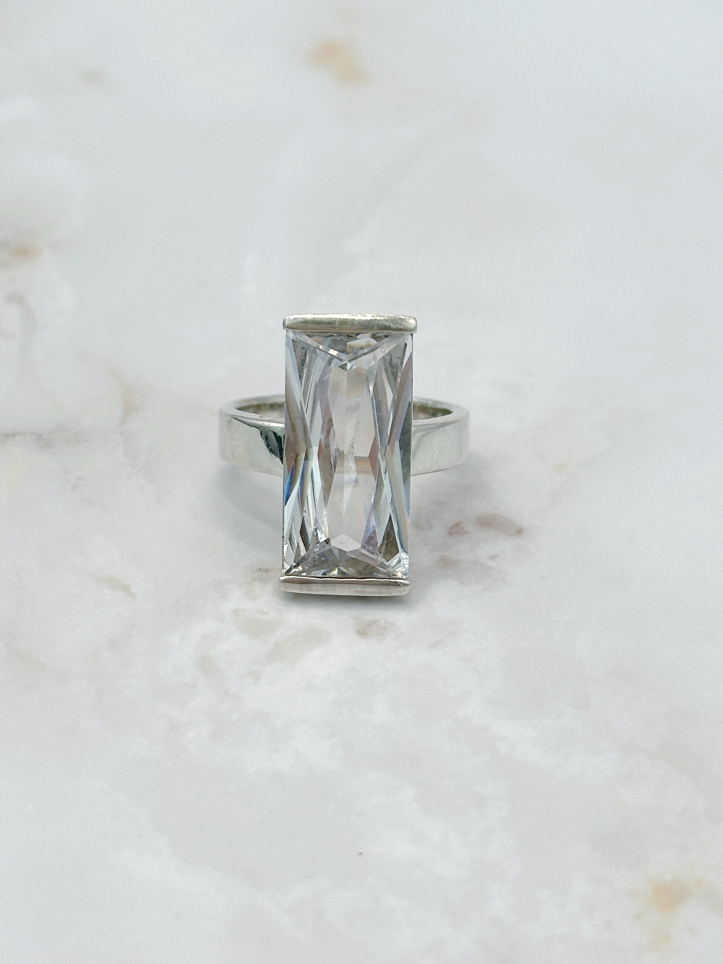 Vintage Ring mit großem, eckigem Cubic Zirkonia