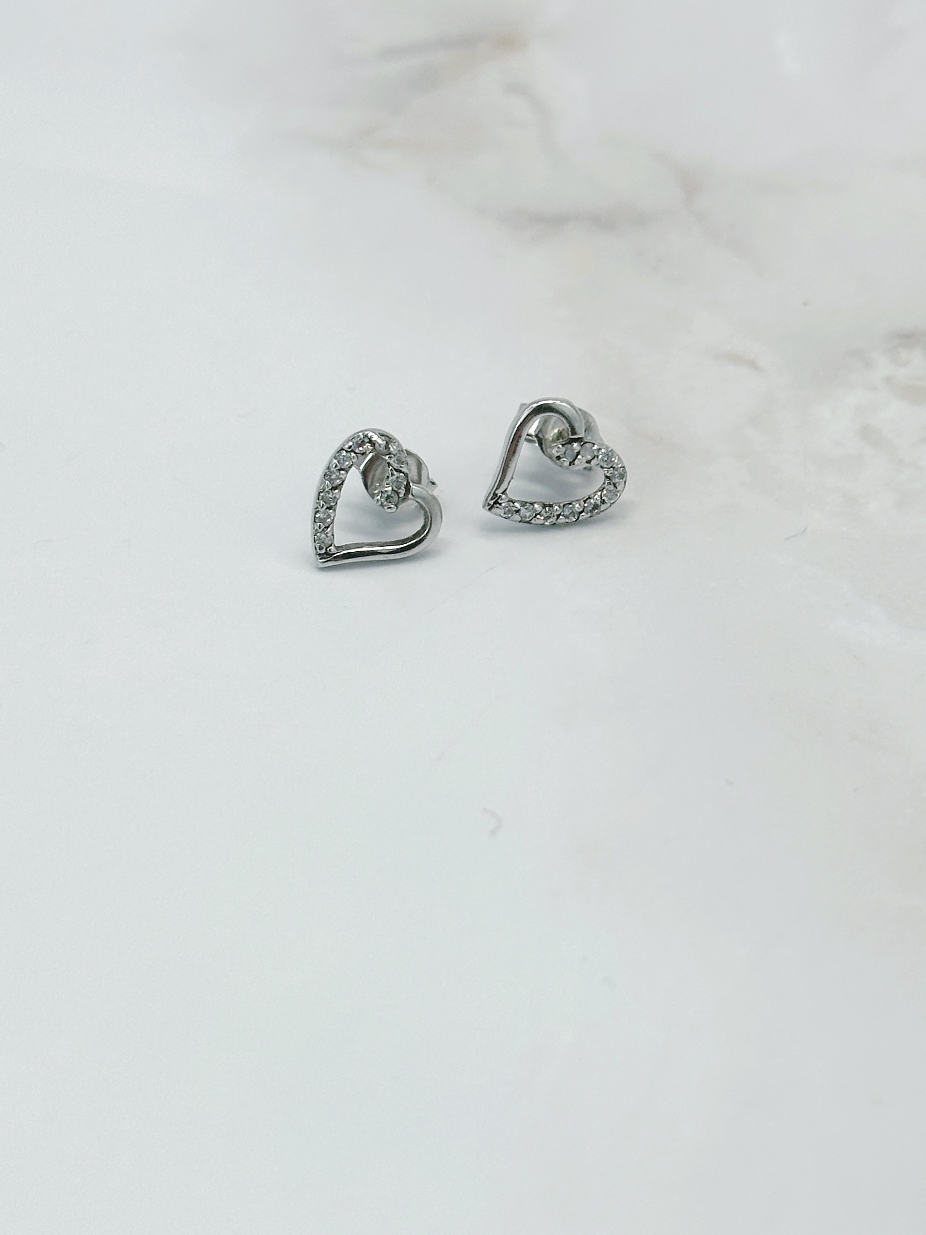 Minimalistische Herz-Ohrstecker aus 925 Silber mit Strass