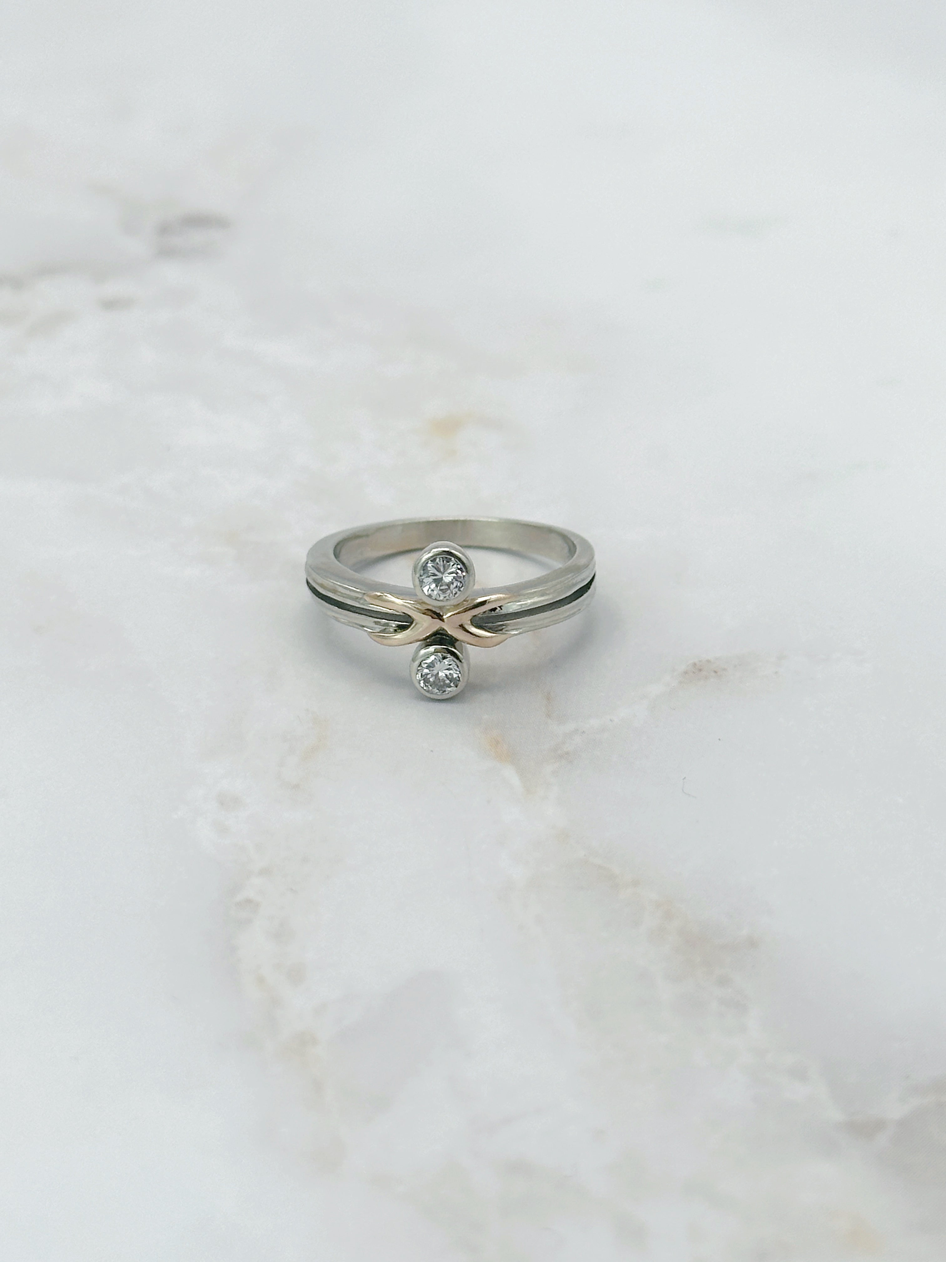 Ring mit zwei Diamanten in 585 Gelbgold und Weißgold