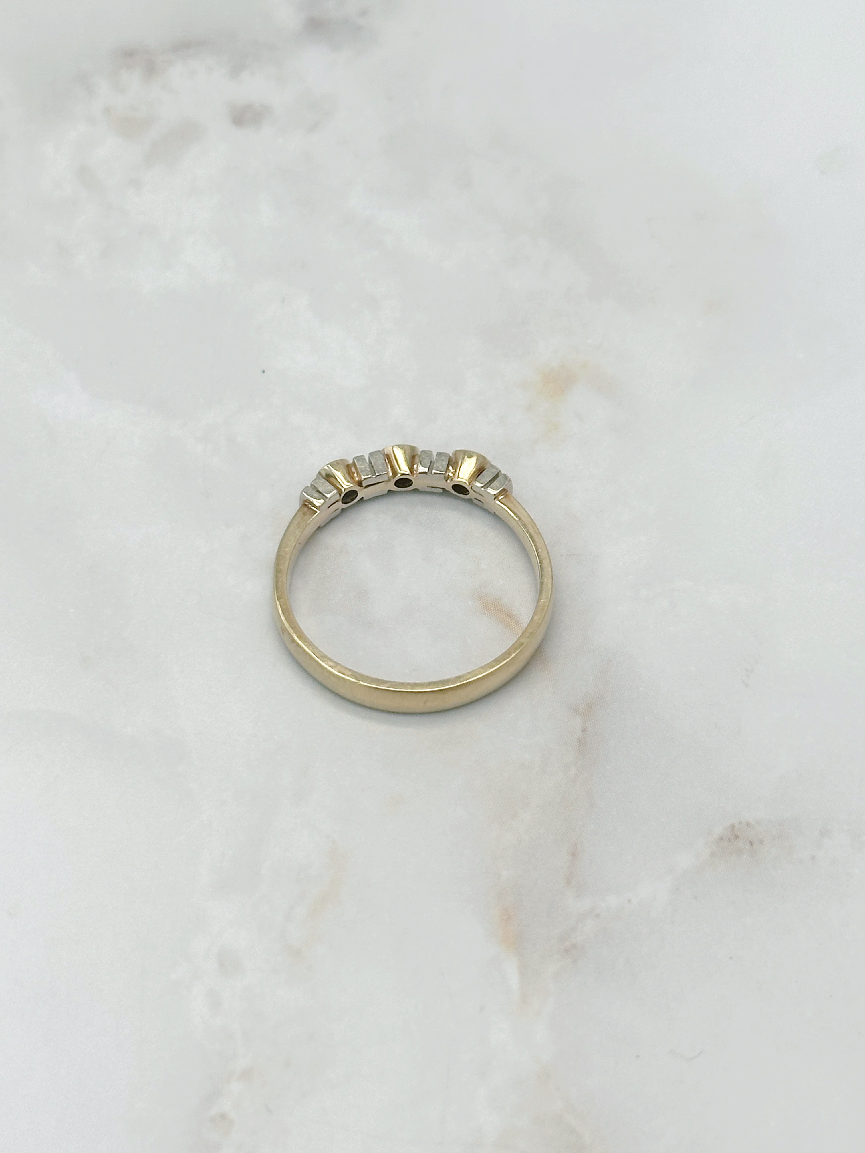 Feiner Ring in 585 Gelbgold mit drei Brillanten