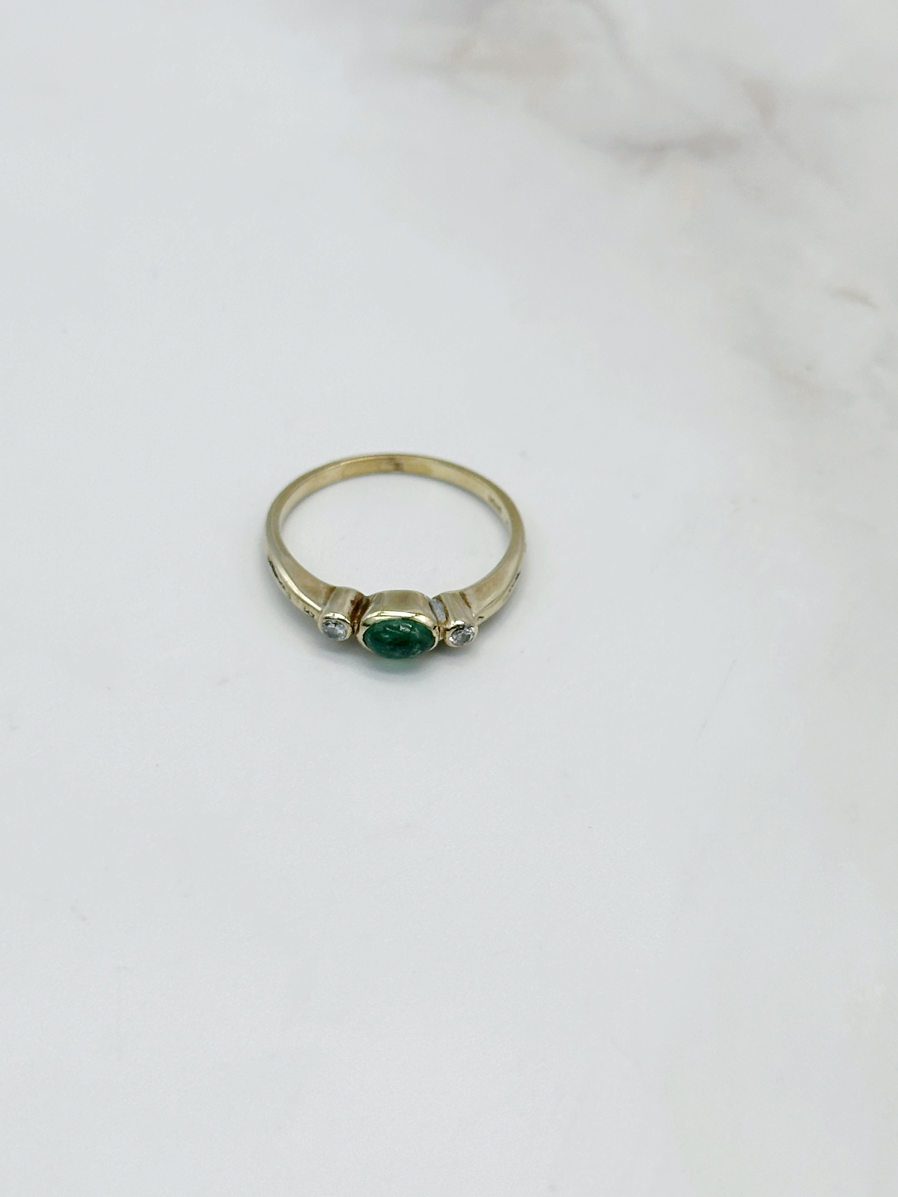 Vintage Goldring mit Smaragd Cabochon und Diamanten