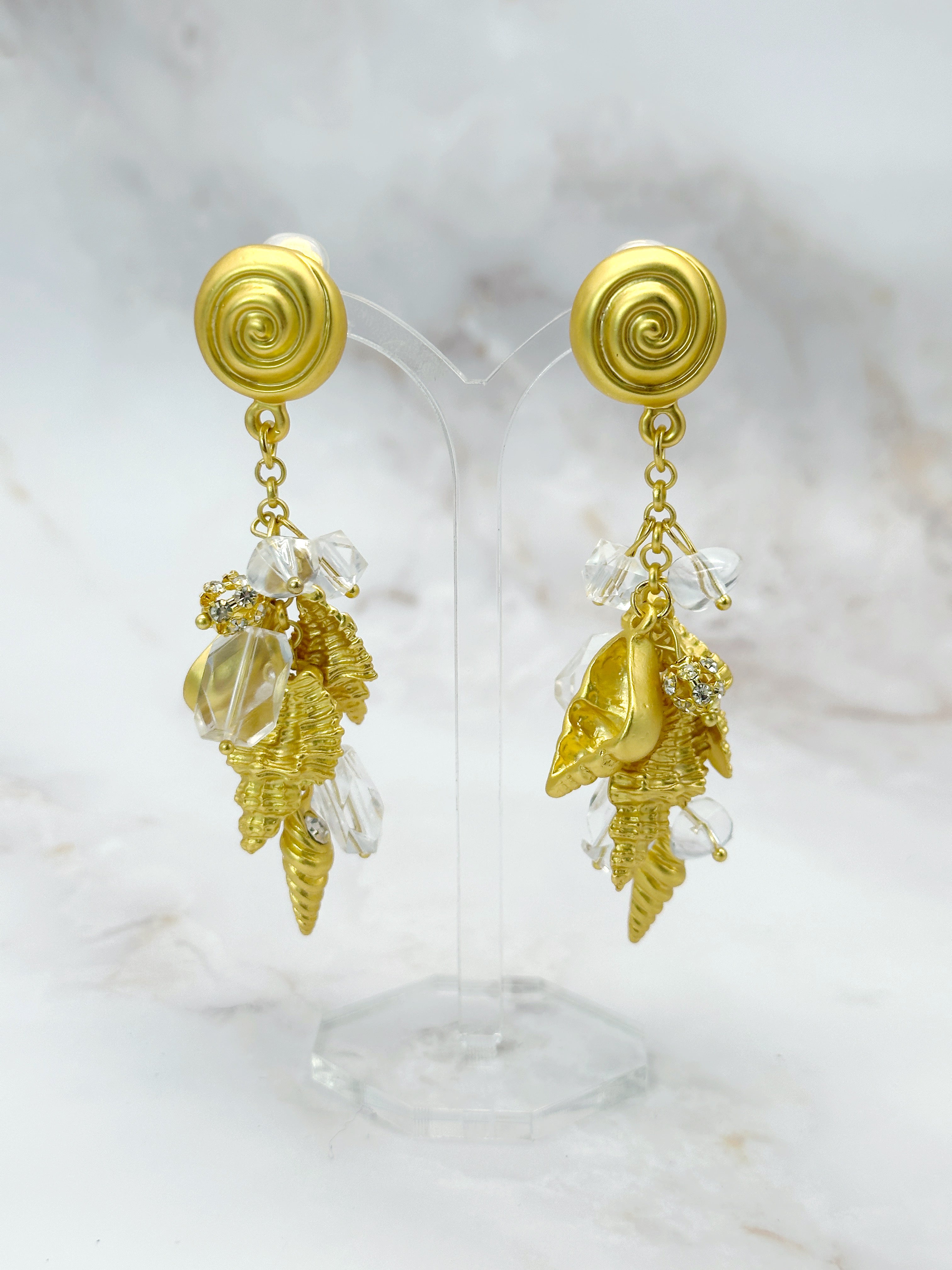 Opulente Statement Ohrclips mit Muscheln, vergoldet