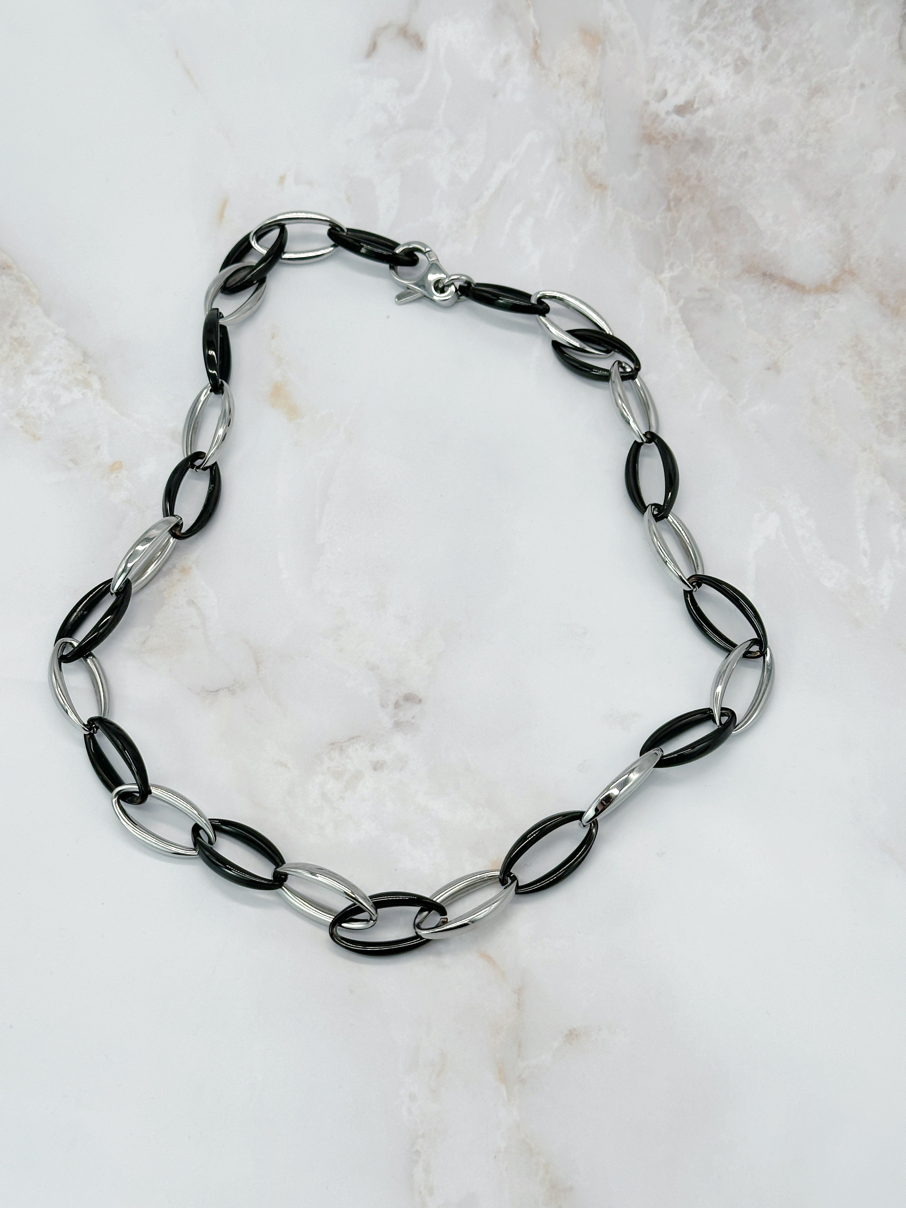 Lange Gliederkette im Silber-Schwarz-Design