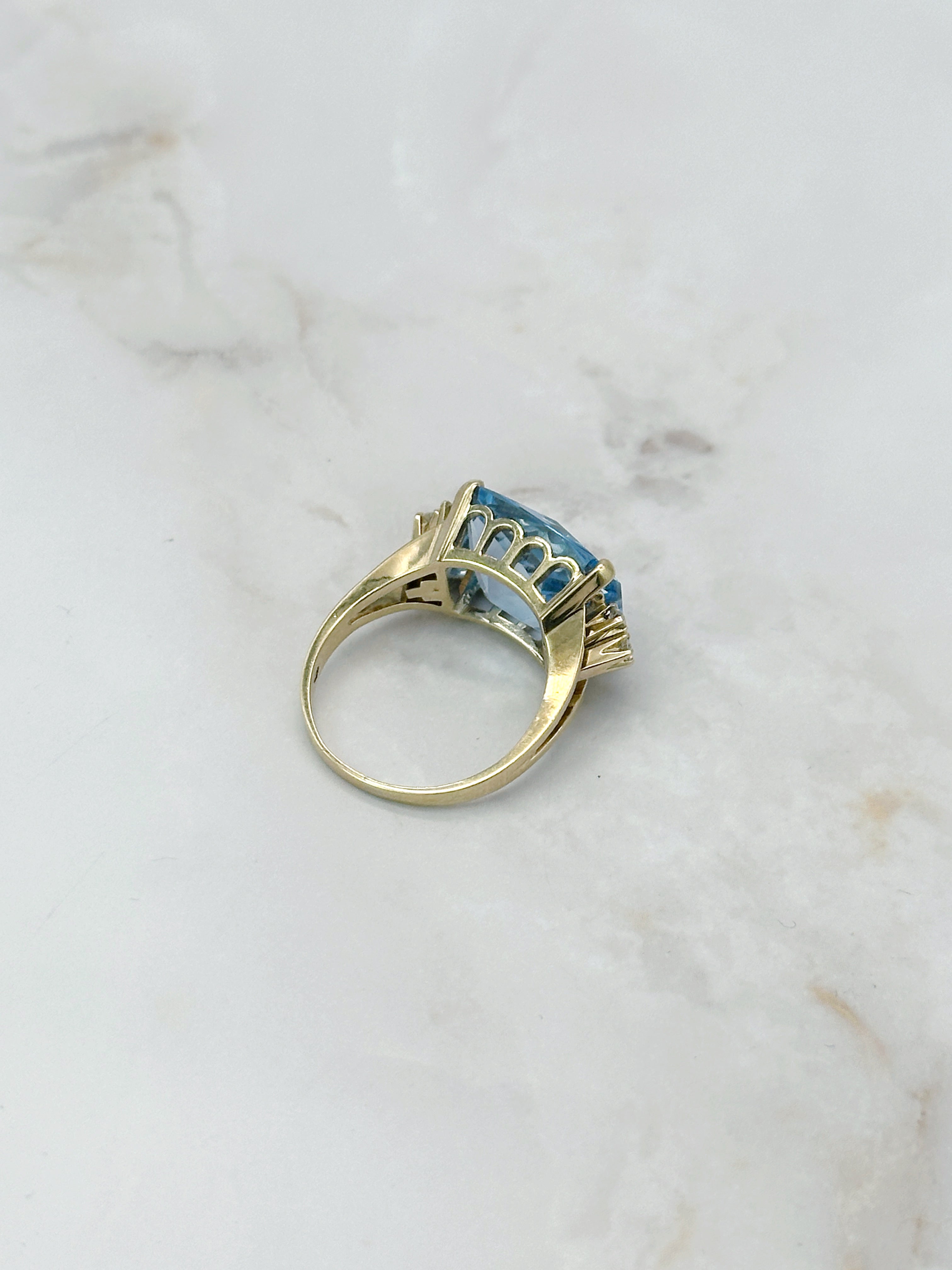 Vintage Ring in 585 Gelbgold mit synthetischem Spinell und Brillanten
