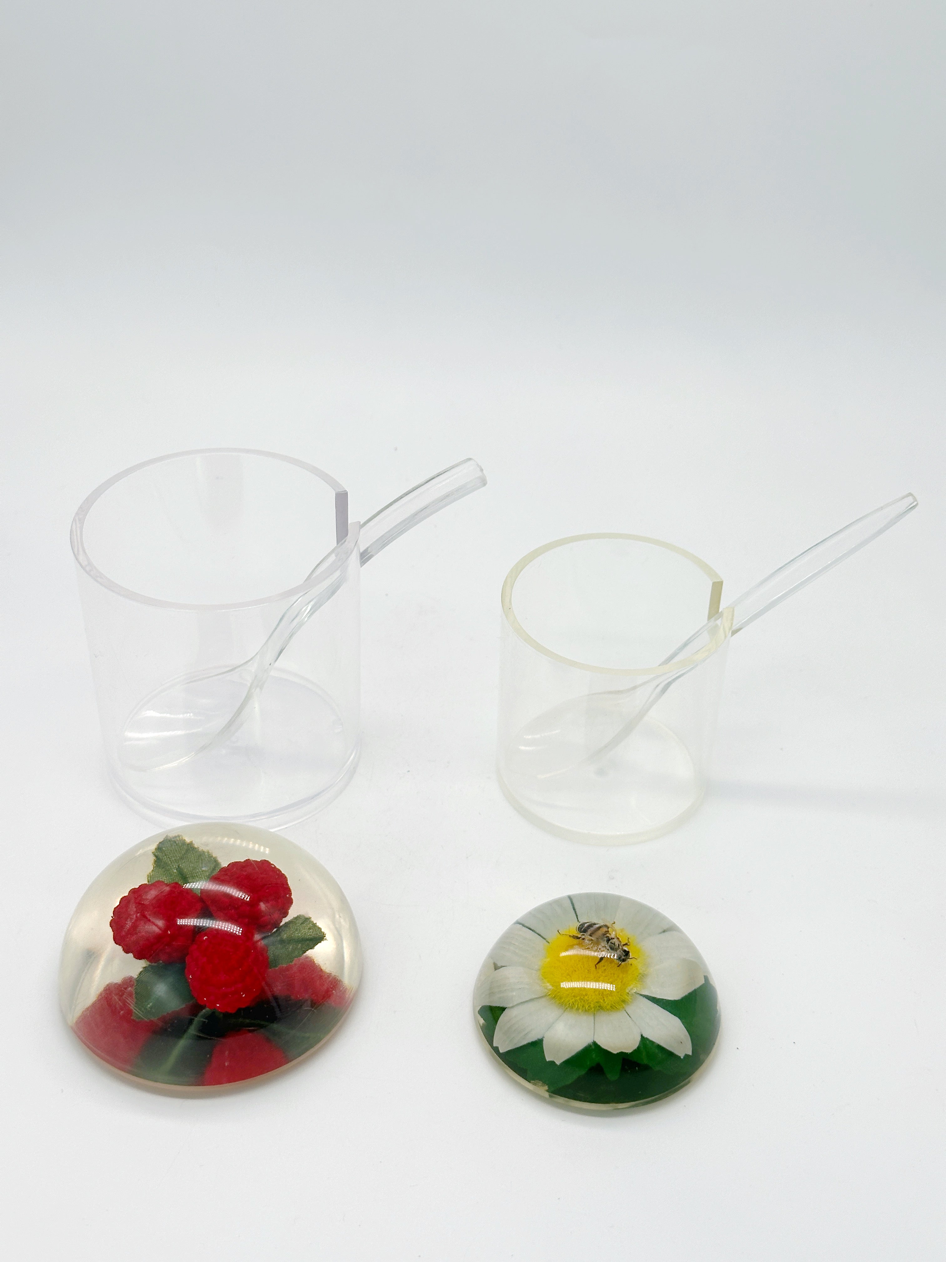 Vintage Lucite Vorratsglas mit Motiv und passendem Löffel