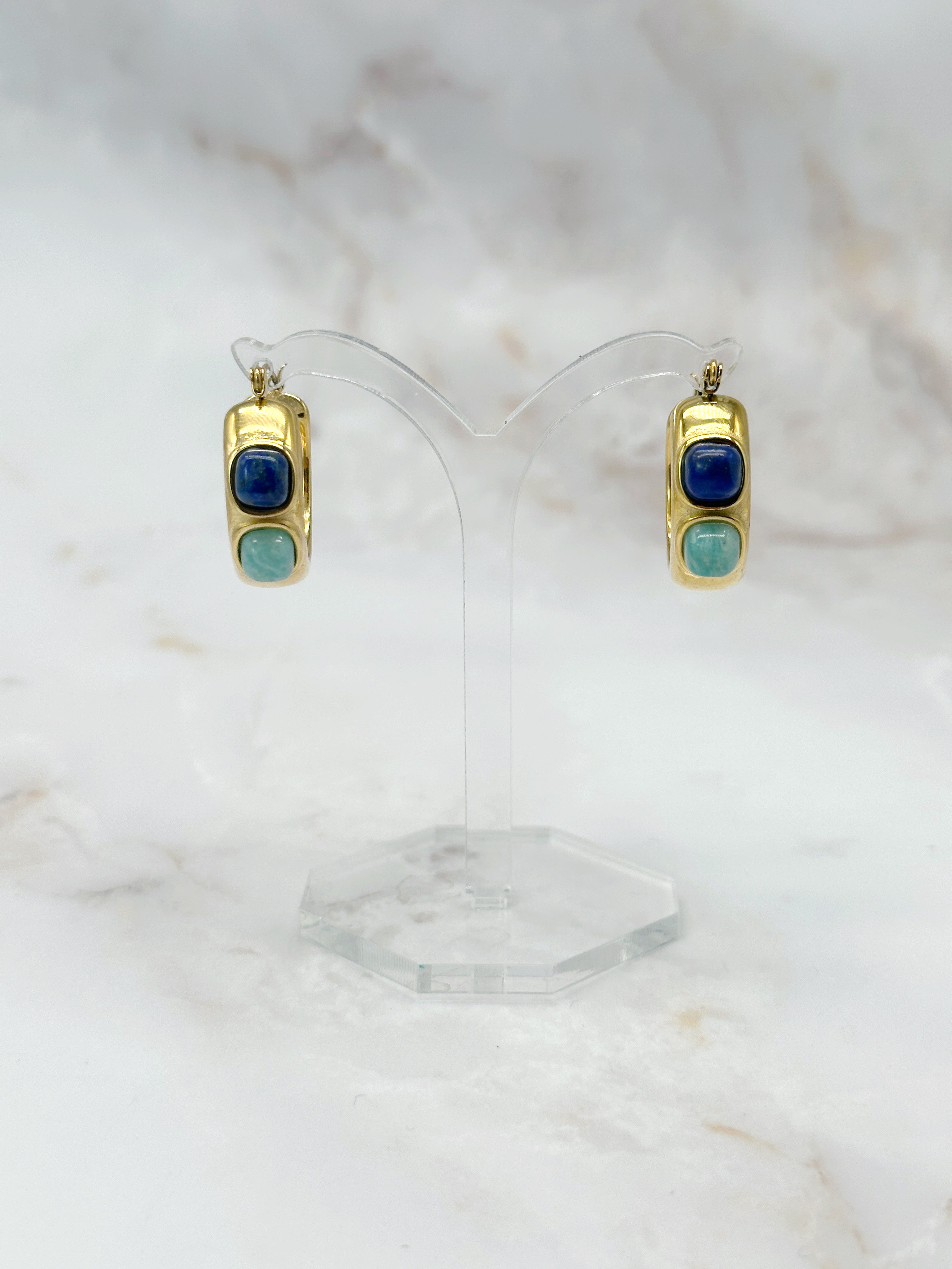 Vergoldete Vintage Creolen mit blitzblauen und türkisen Glascabochons