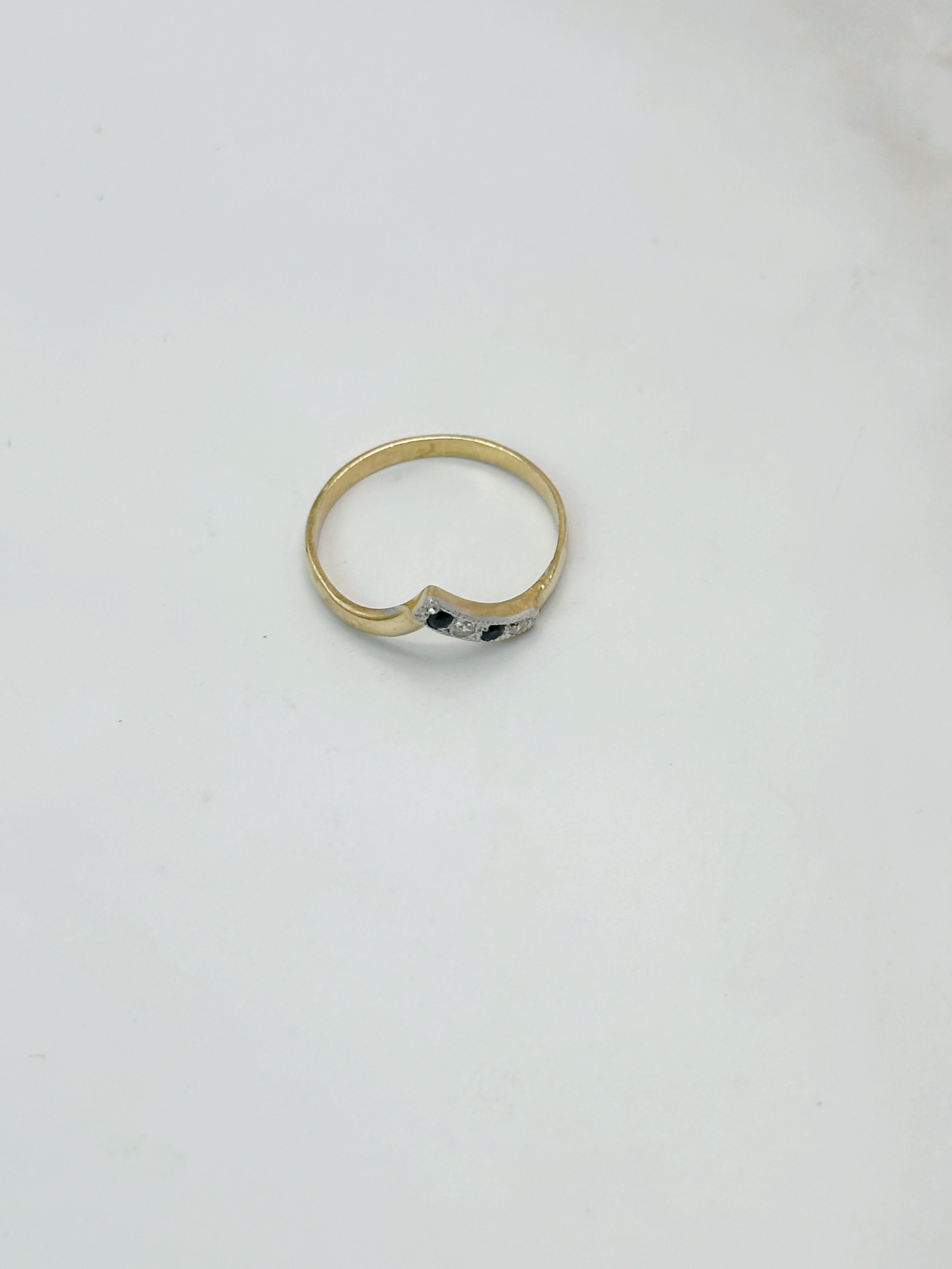 V-Ring in 750 Gelbgold mit Saphiren und Zirkonia