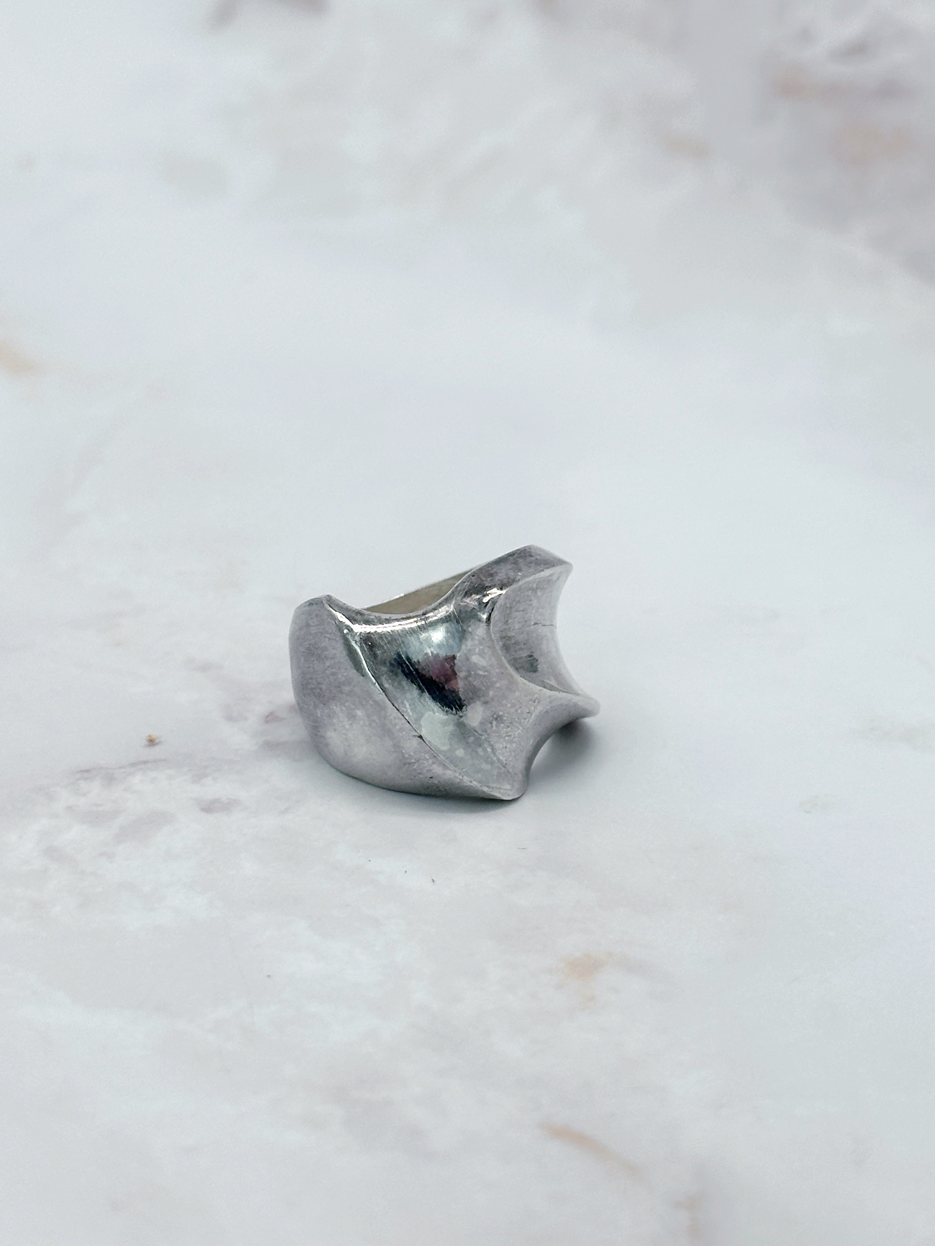 Statement Ring aus 925 Silber in abstrakter Form
