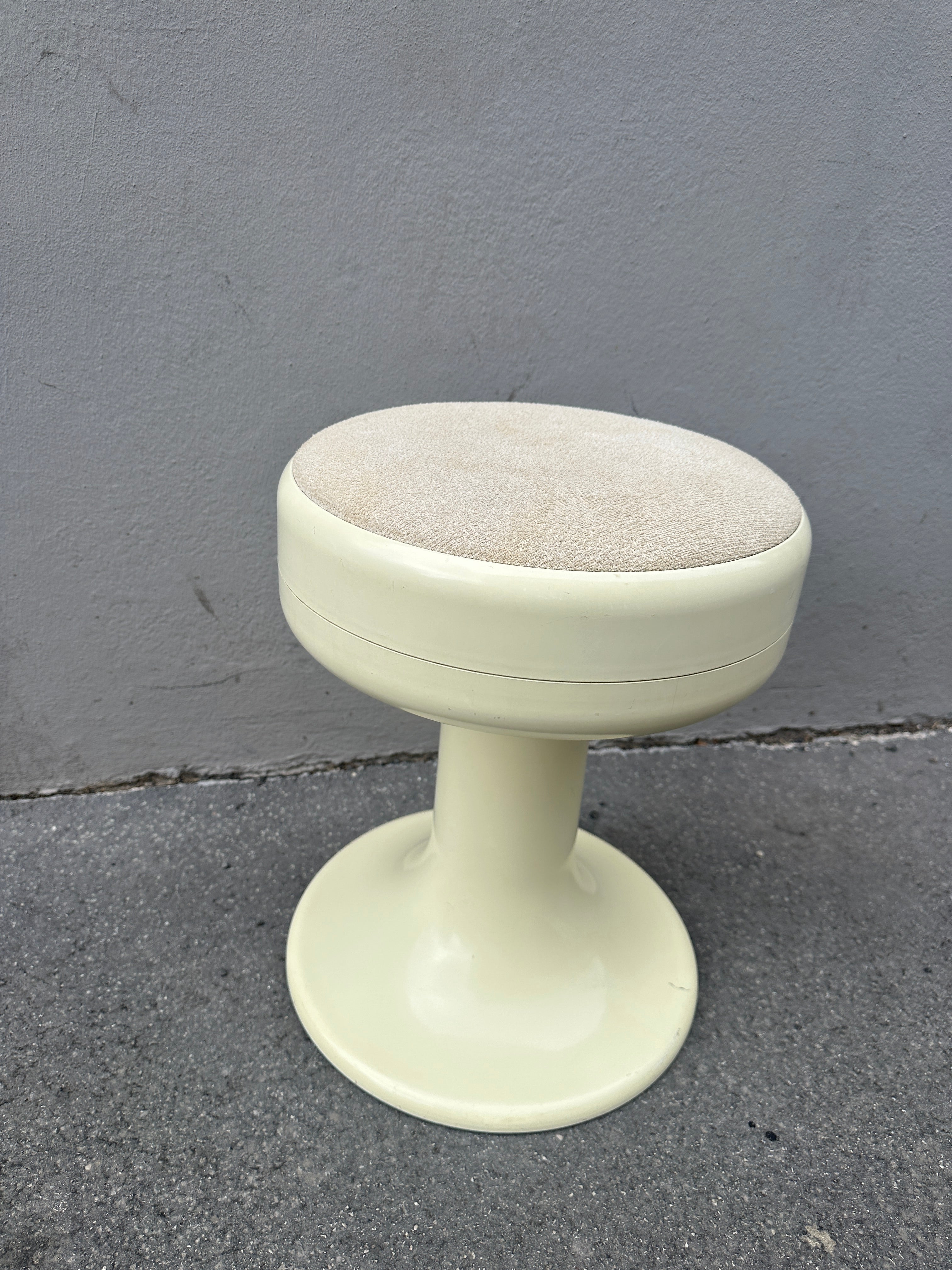 Space Age Hocker im Isoklepa Stil Beige mit Stoffpolster