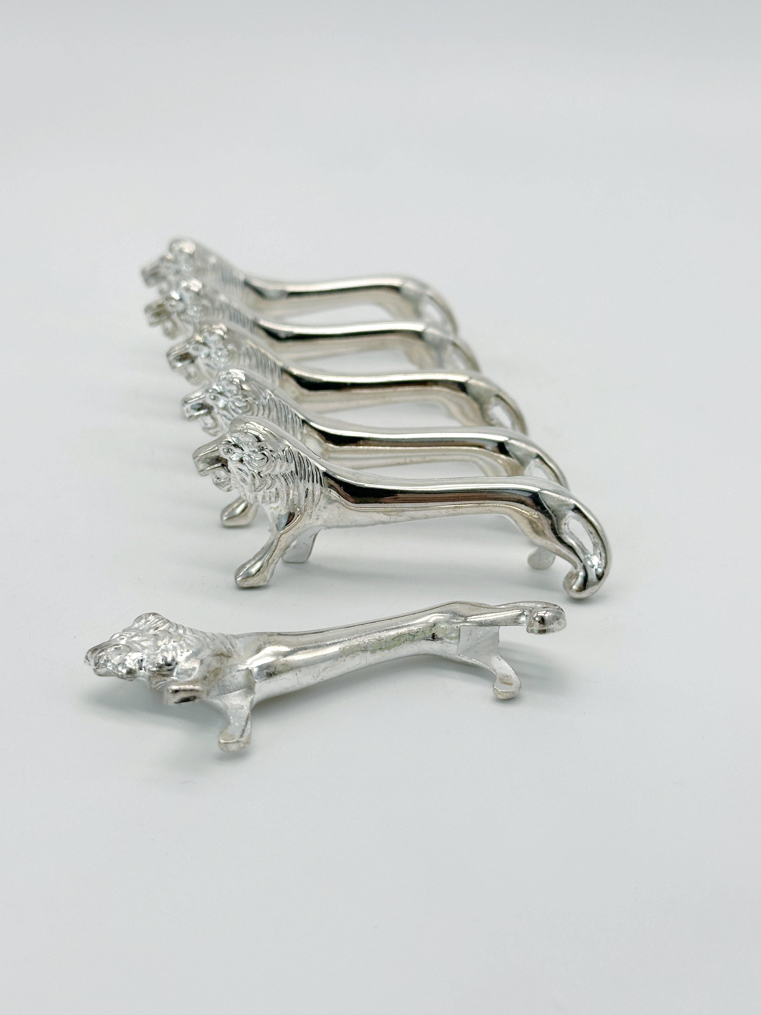 Set aus 6 versilberten Messerbänkchen Löwe