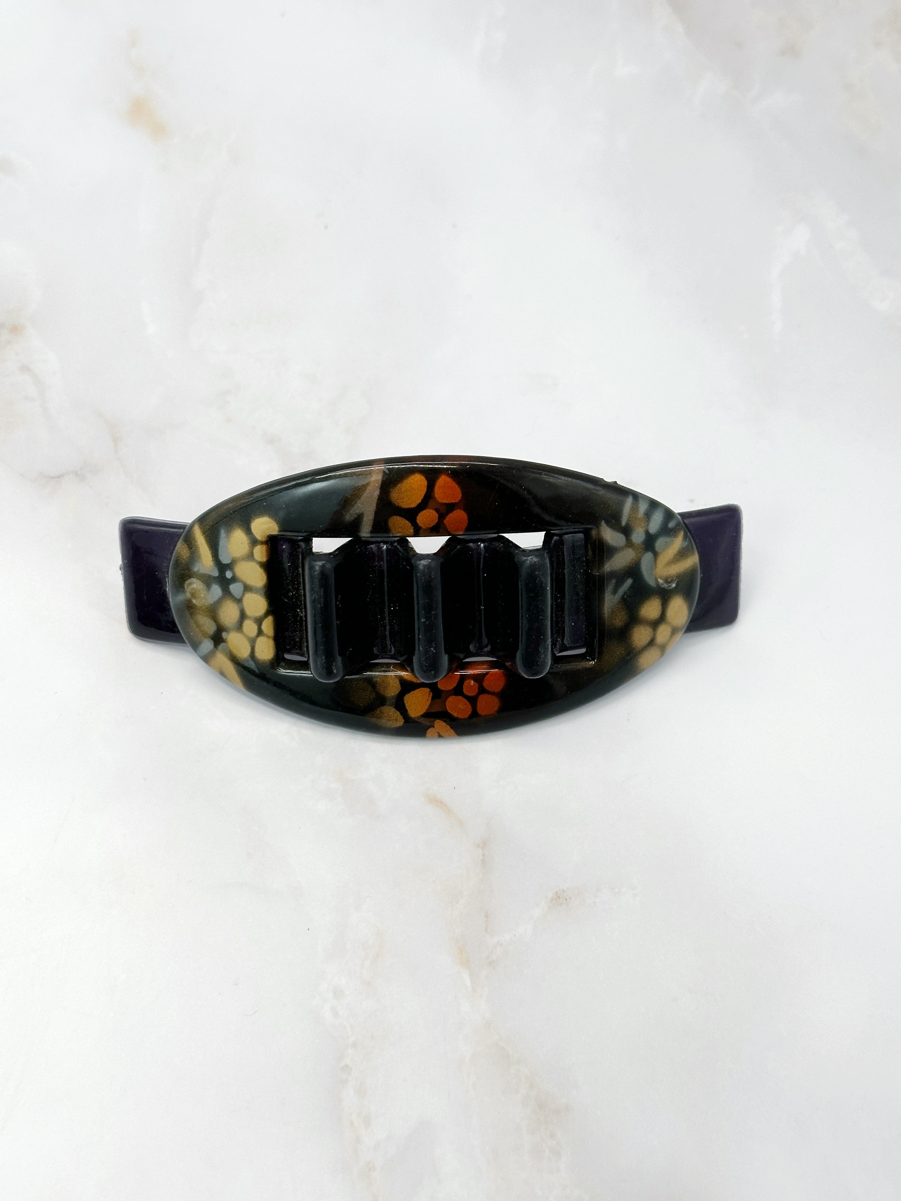 Elegant vintage hair clip oval with gold accent