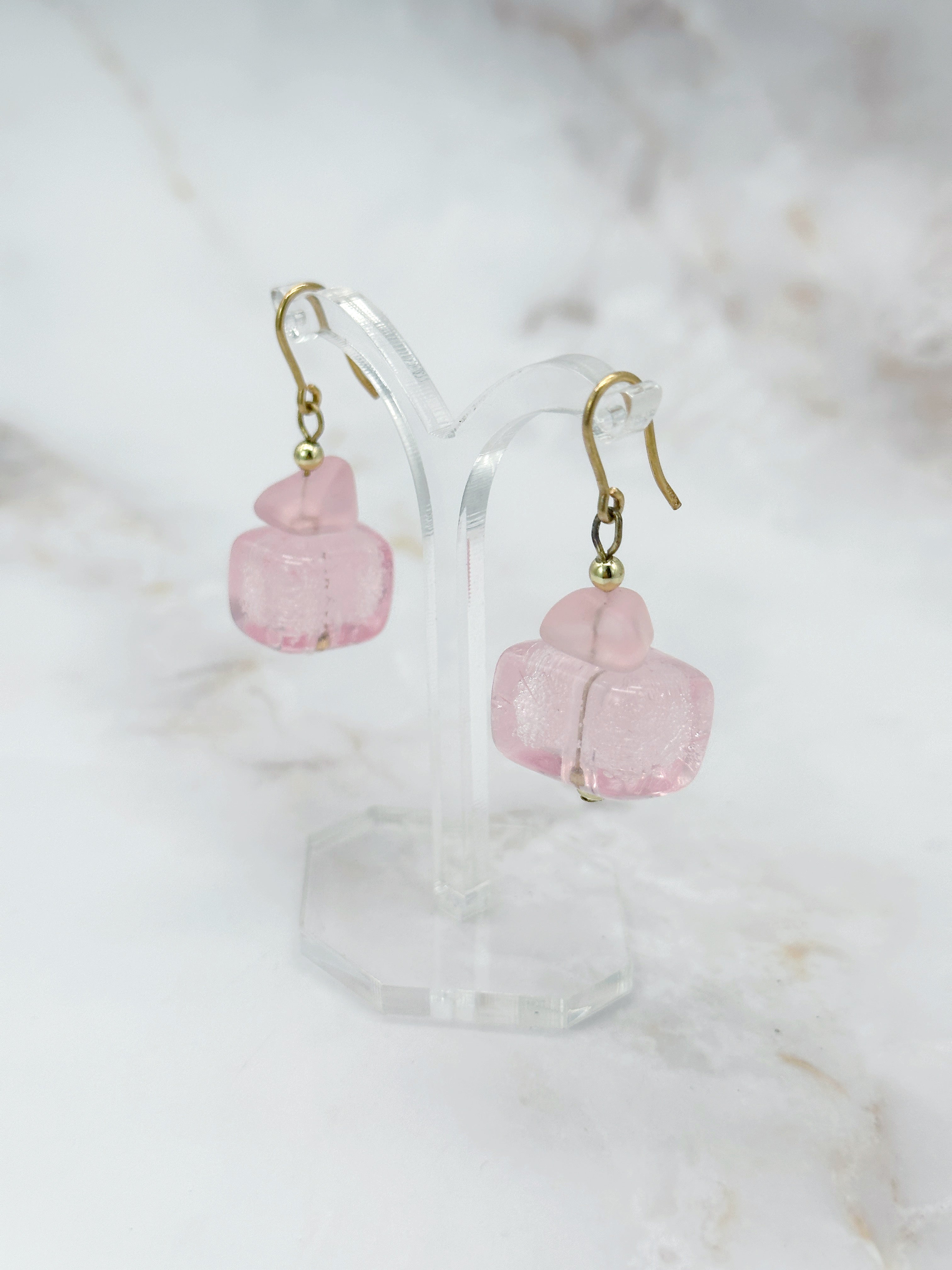 Ohrgehänge mit lila oder rosa Glaselementen