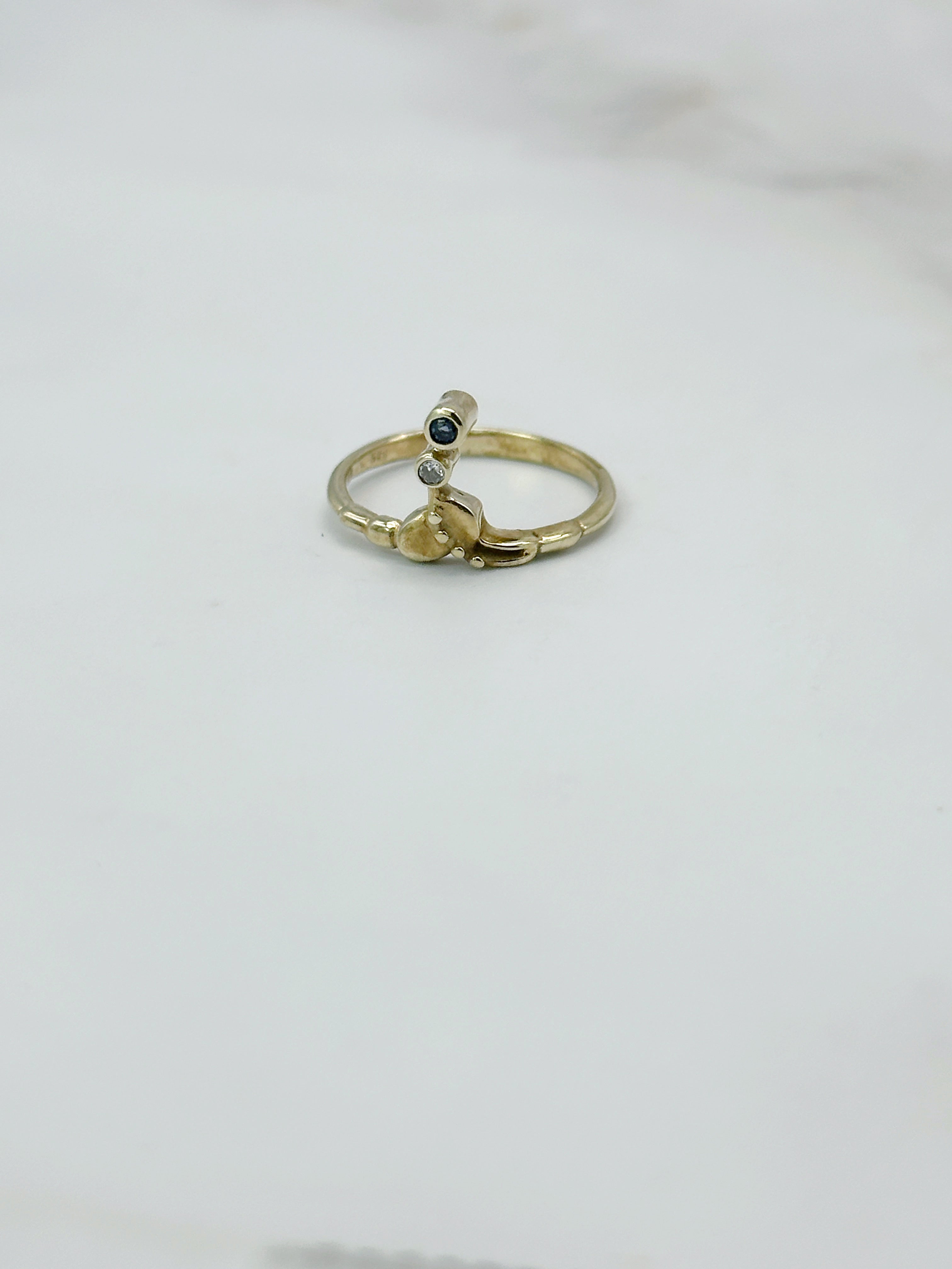 Extravaganter Design-Ring in 585 Gelbgold mit Saphir und Diamant