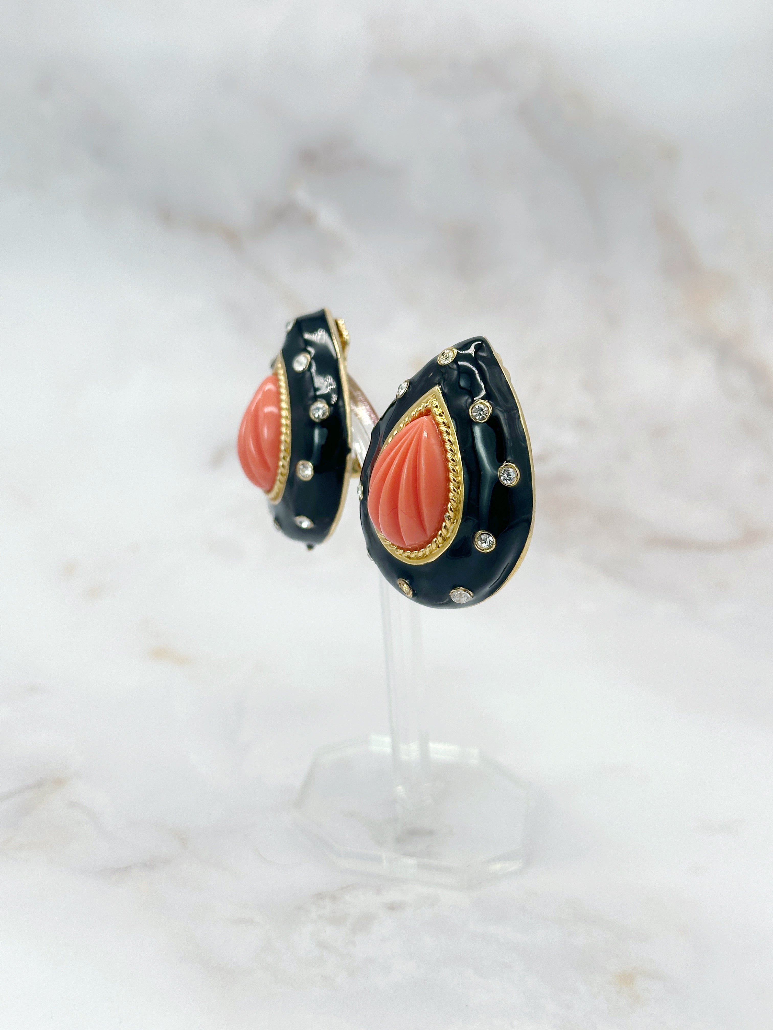 Signierte Craft Vintage Ohrclips in Tropfenform mit Korallen-Optik