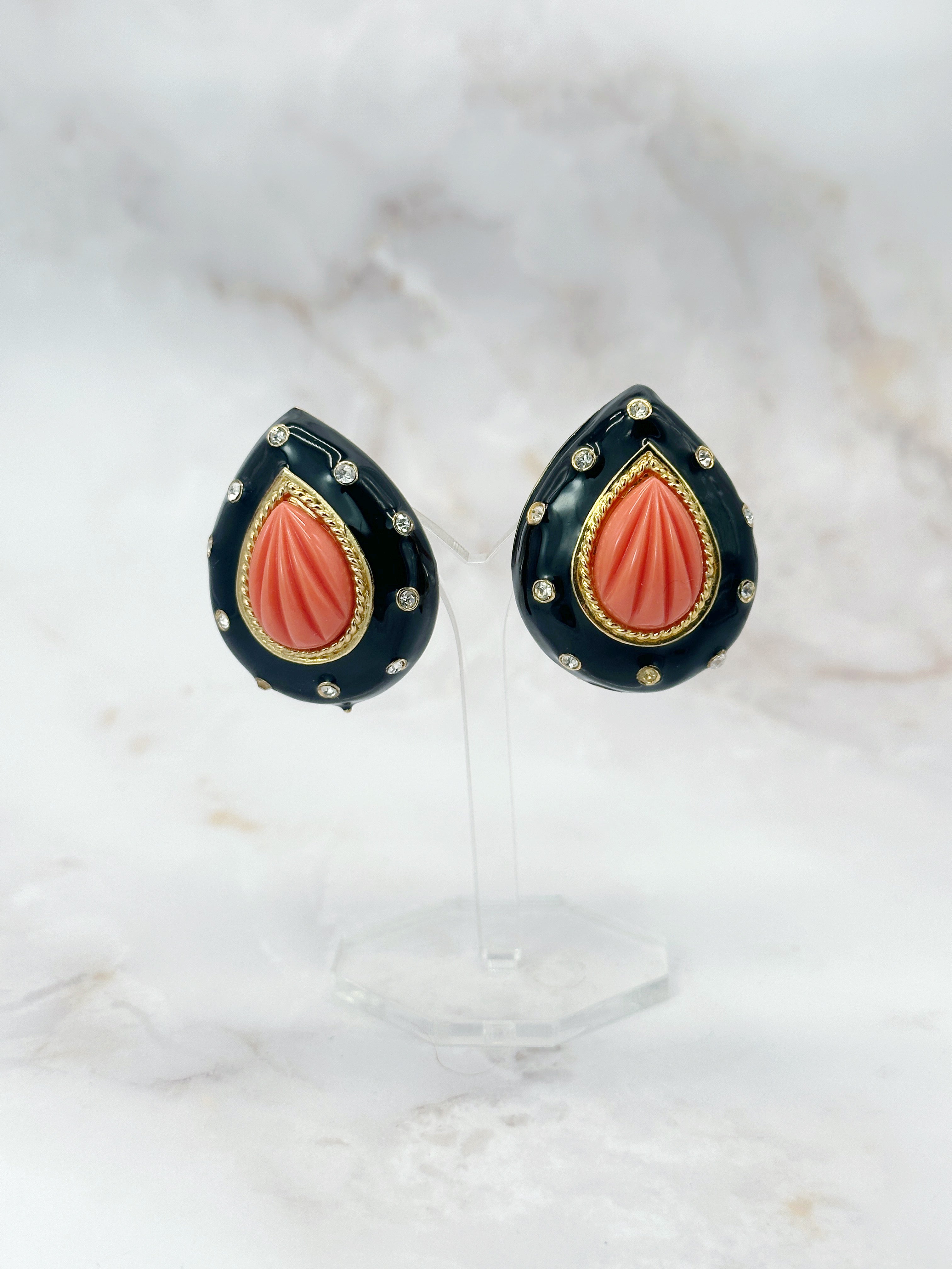 Signierte Craft Vintage Ohrclips in Tropfenform mit Korallen-Optik