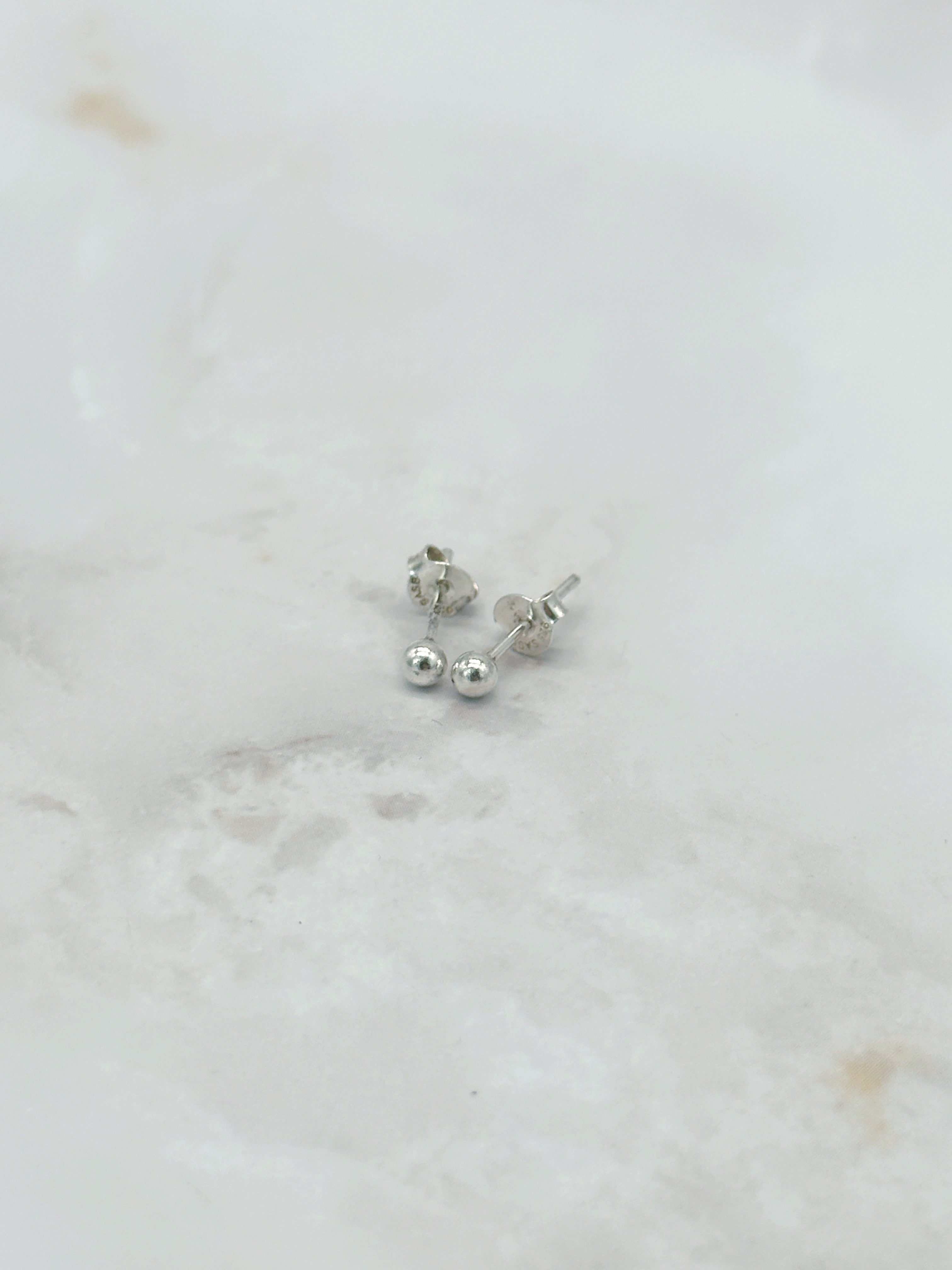 Minimalistische Vintage Silber-Ohrstecker in Punktform